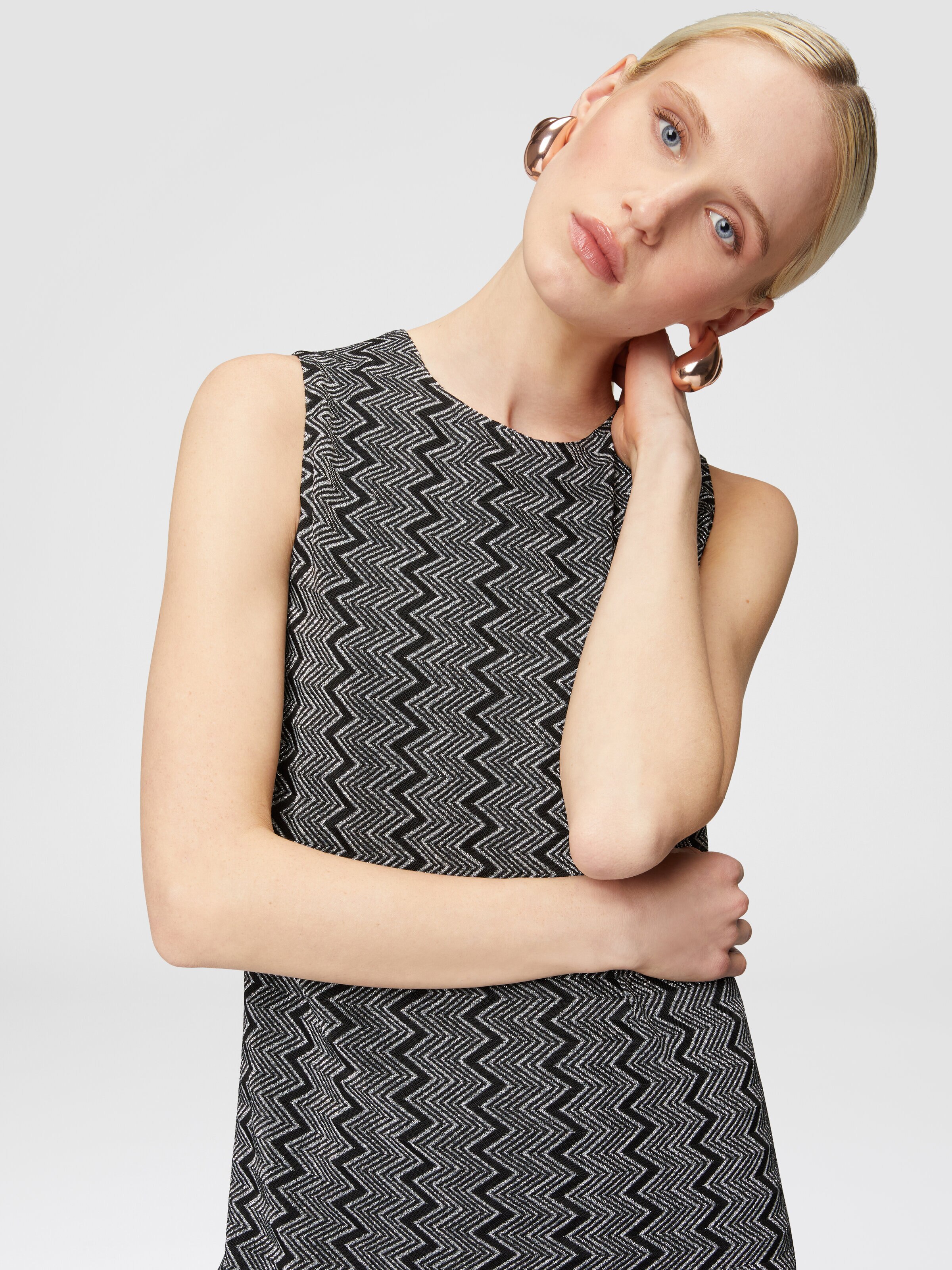 Sleeveless zig zag lamé mini-dress, Black & Silver - 3