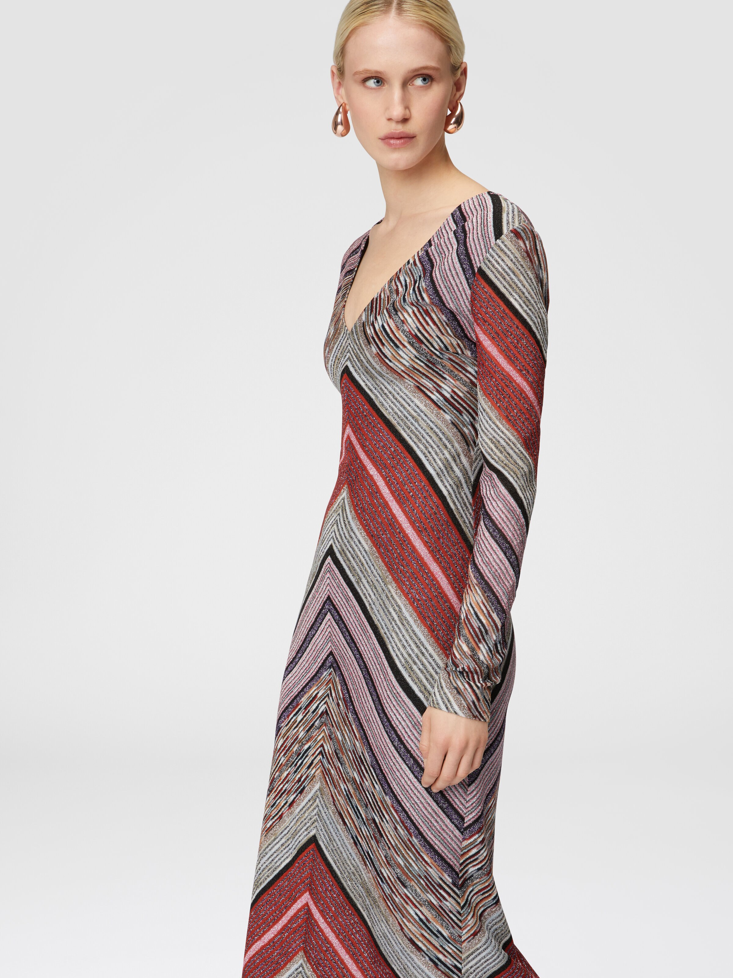 Robe longue flammée lamée avec décolleté en V plongeant, Multicolore  - 3