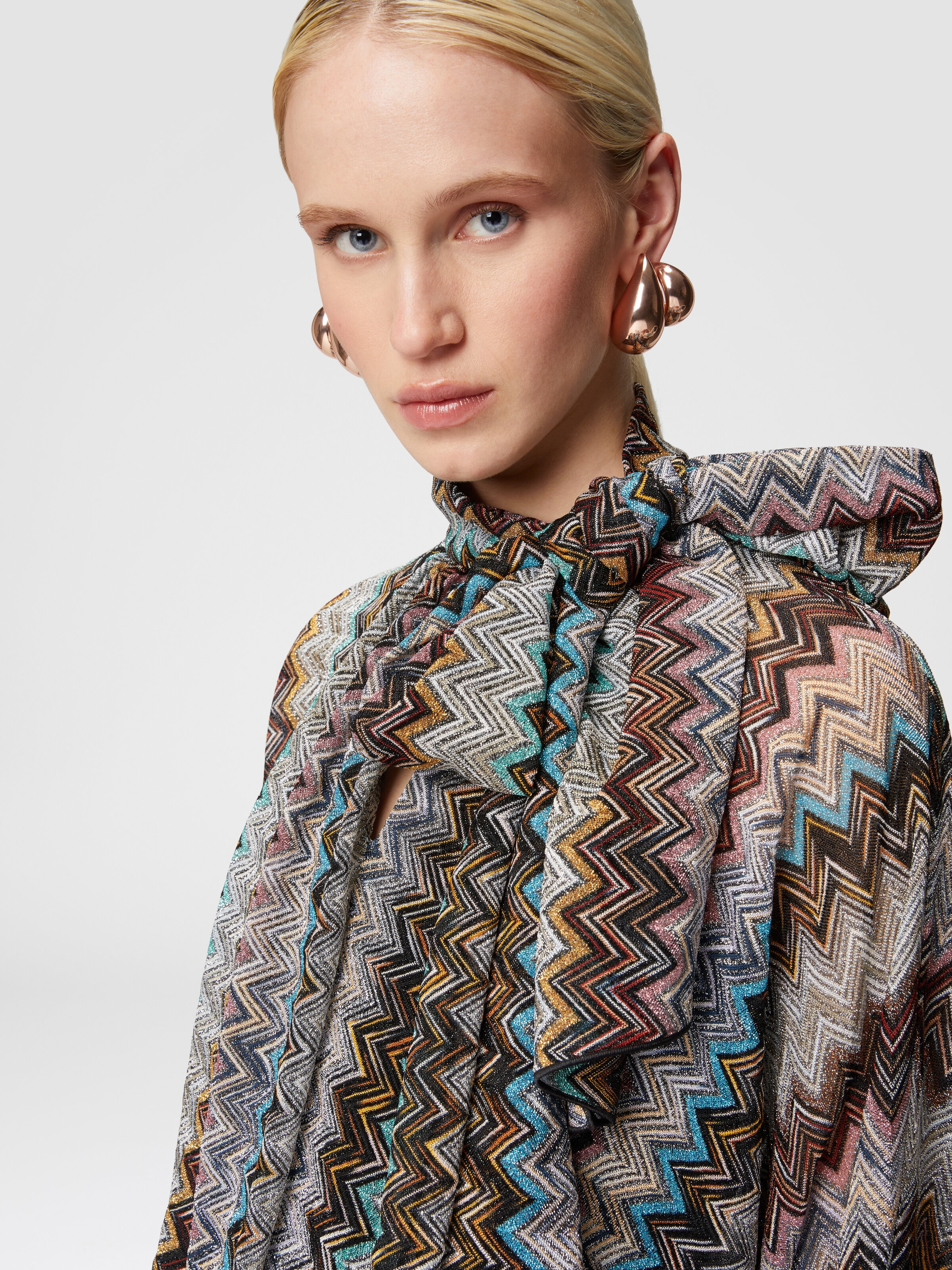 Vestido de lamé en zigzag con cuello bufanda, Multicolor  - 3