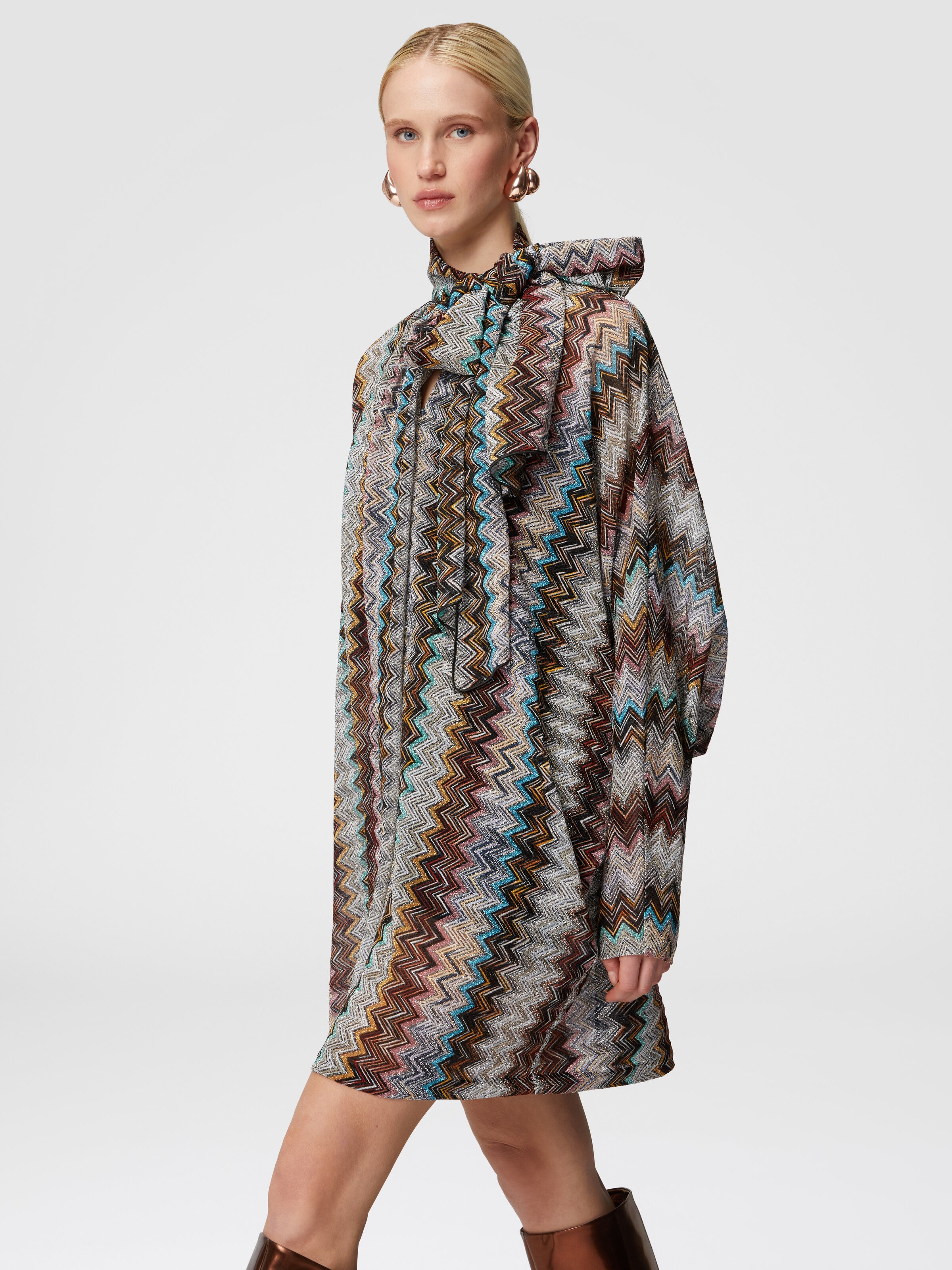 Vestido de lamé en zigzag con cuello bufanda, Multicolor  - 4