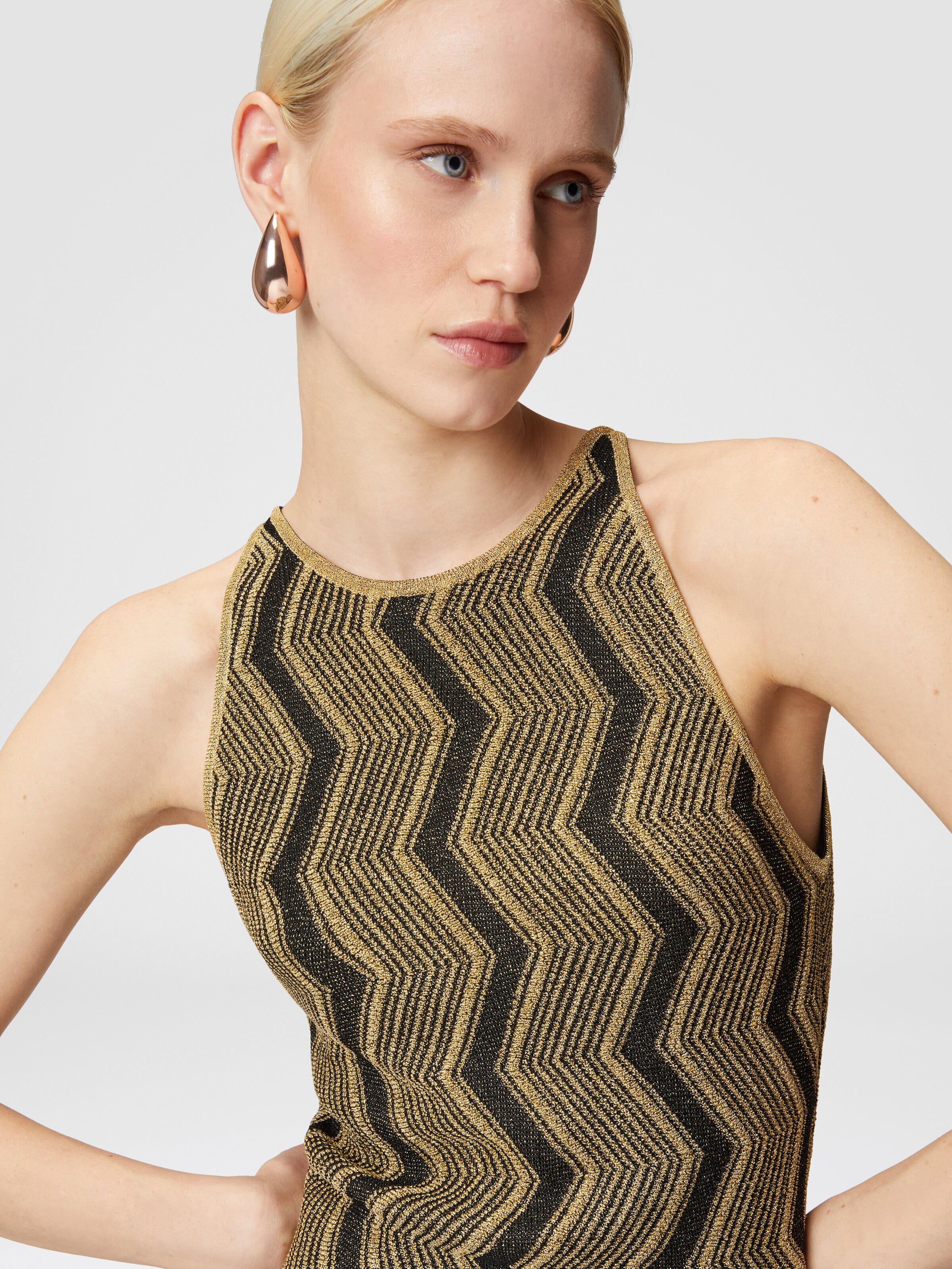 Long sleeveless dress with zigzag lamé pattern, Black & Gold - 3