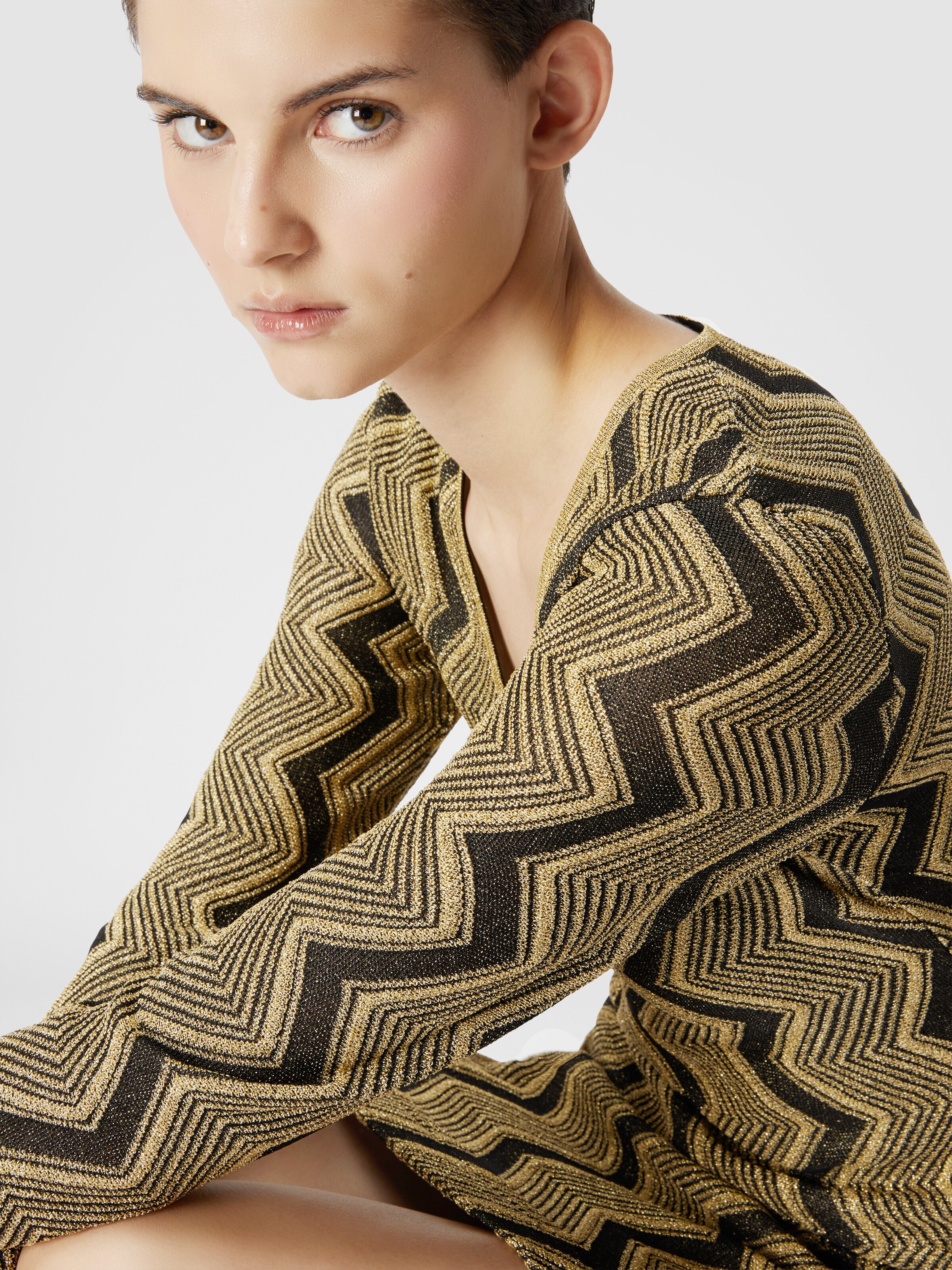 V-neck dress in lamé zig zag viscose, Black & Gold - 4
