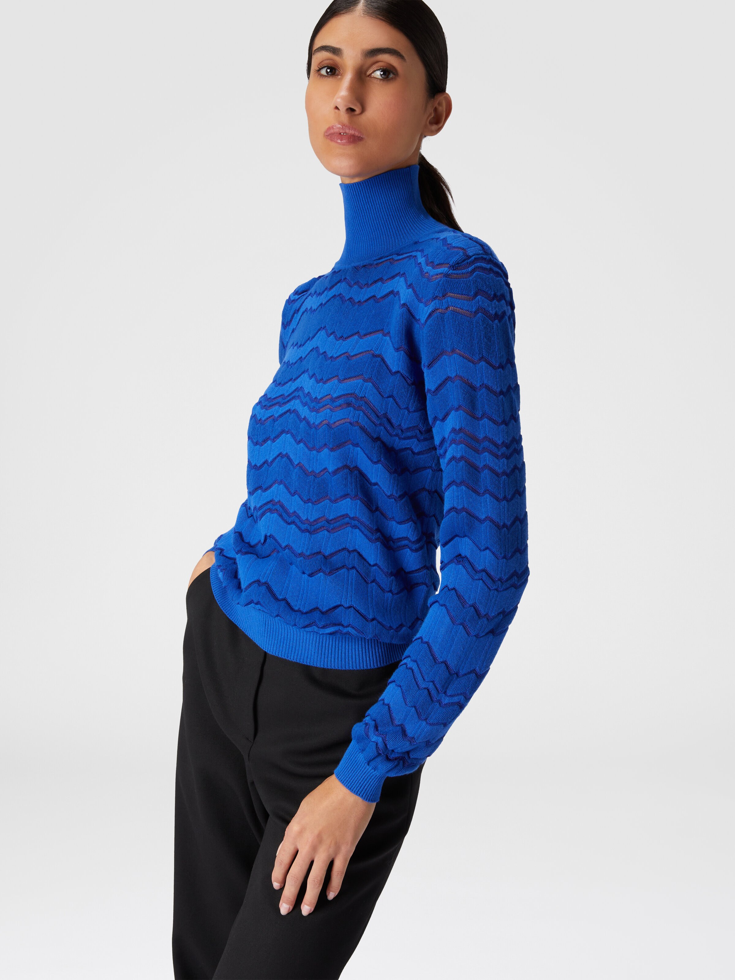 Jersey de cuello alto de viscosa y lana con zigzag tono sobre tono, Azul Oscuro - 4