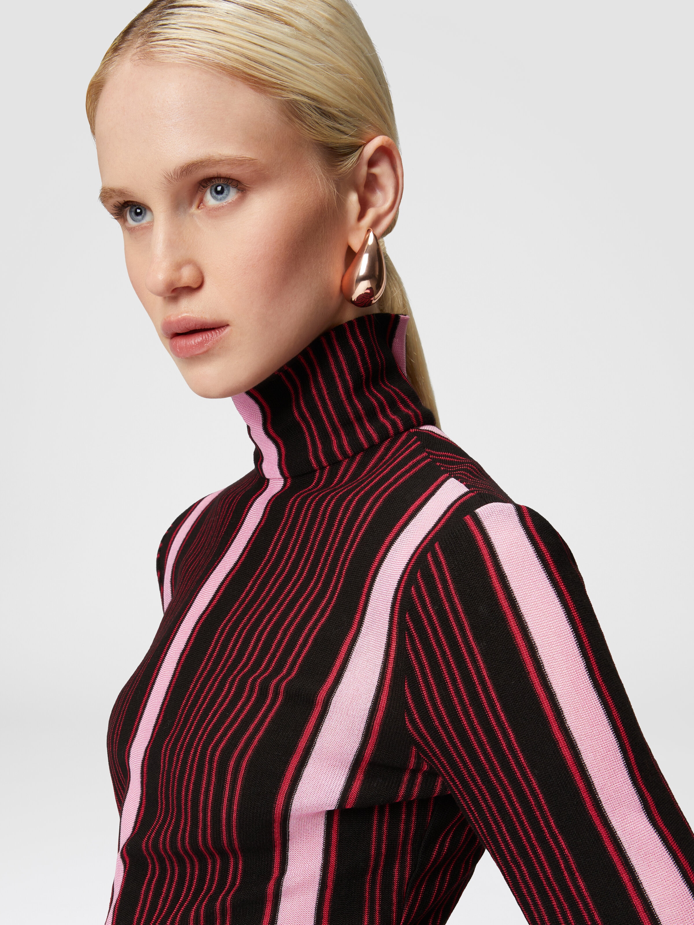Short-sleeved turtleneck in striped cotton and viscose, Black & Pink - 3
