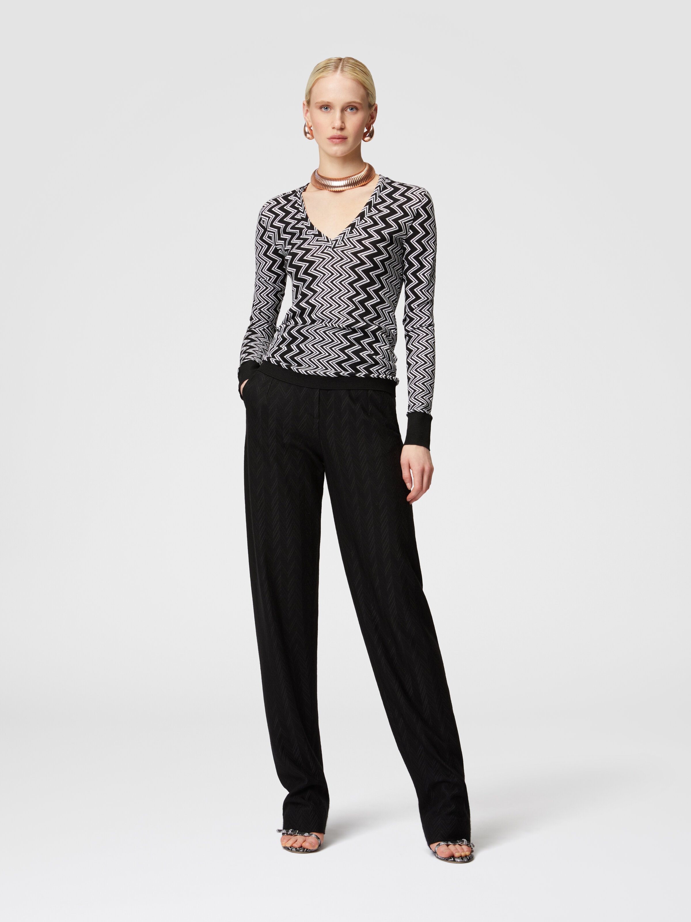 V-neck sweater in wool and viscose zig zag, Black & White - 1