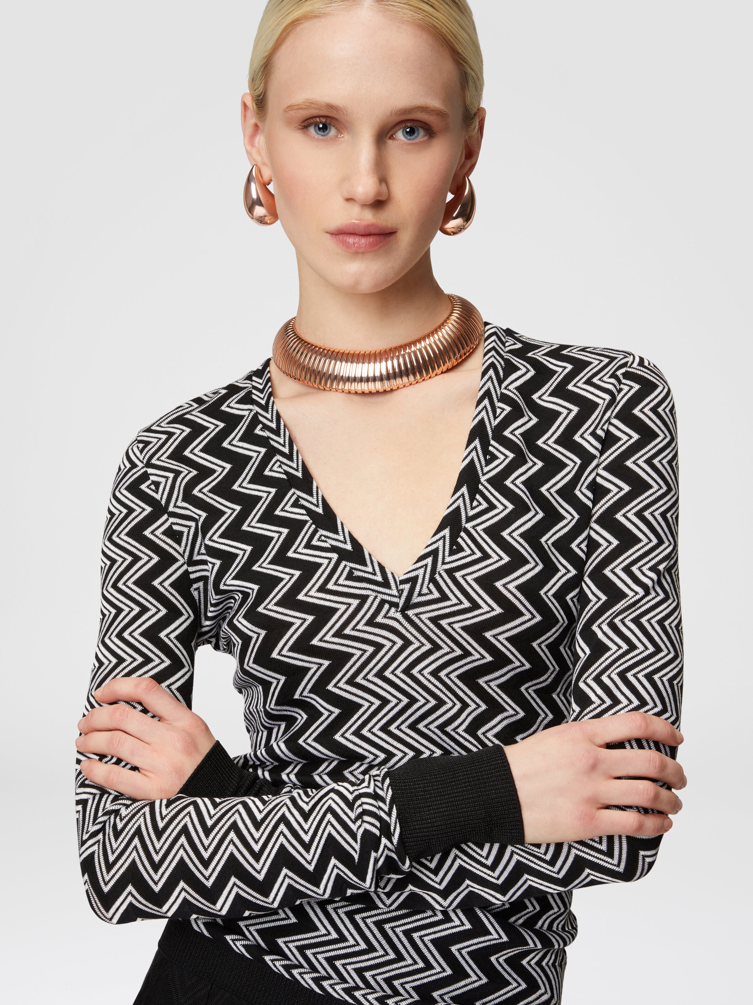 V-neck sweater in wool and viscose zig zag, Black & White - 3