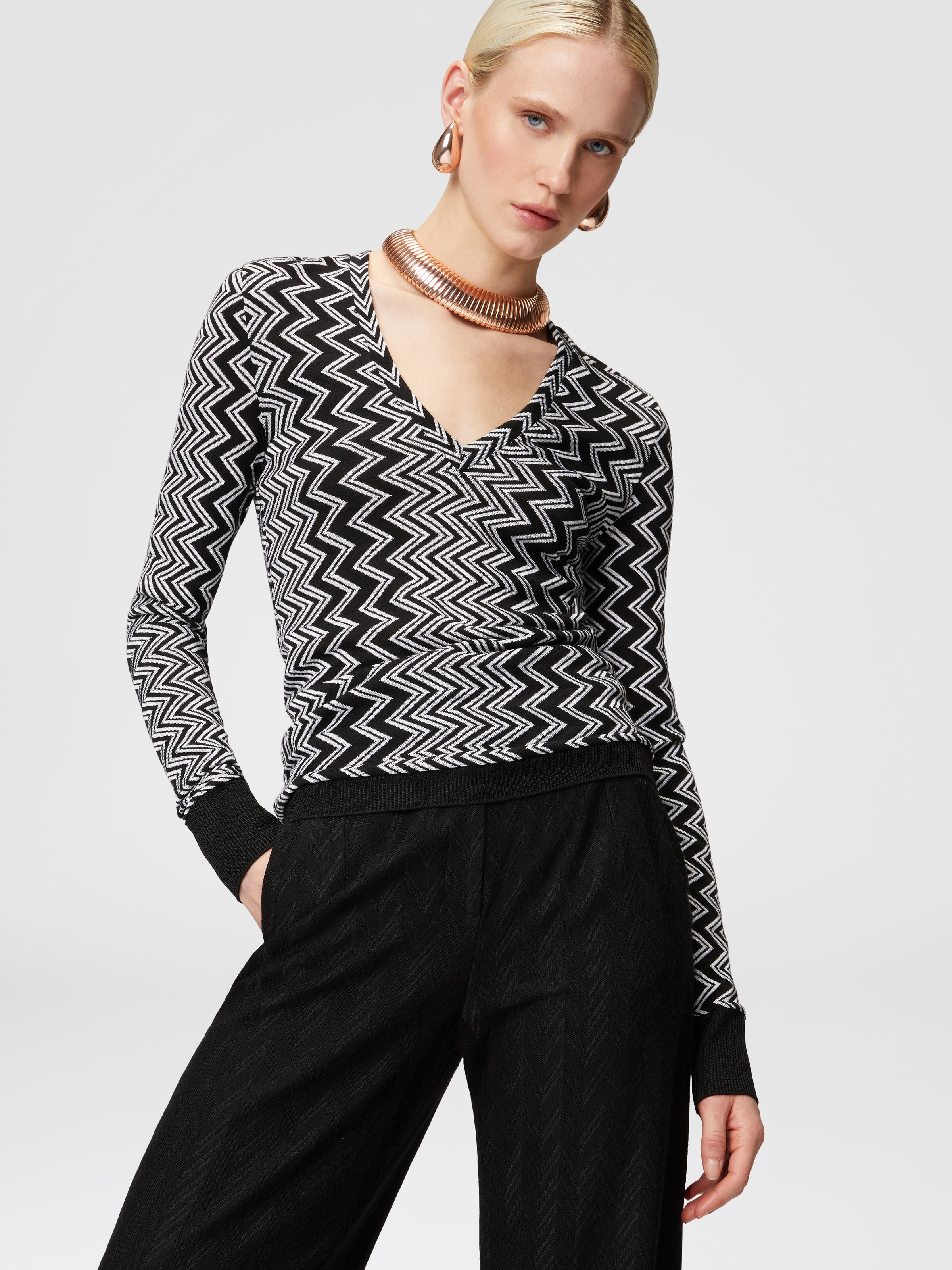 V-neck sweater in wool and viscose zig zag, Black & White - 4