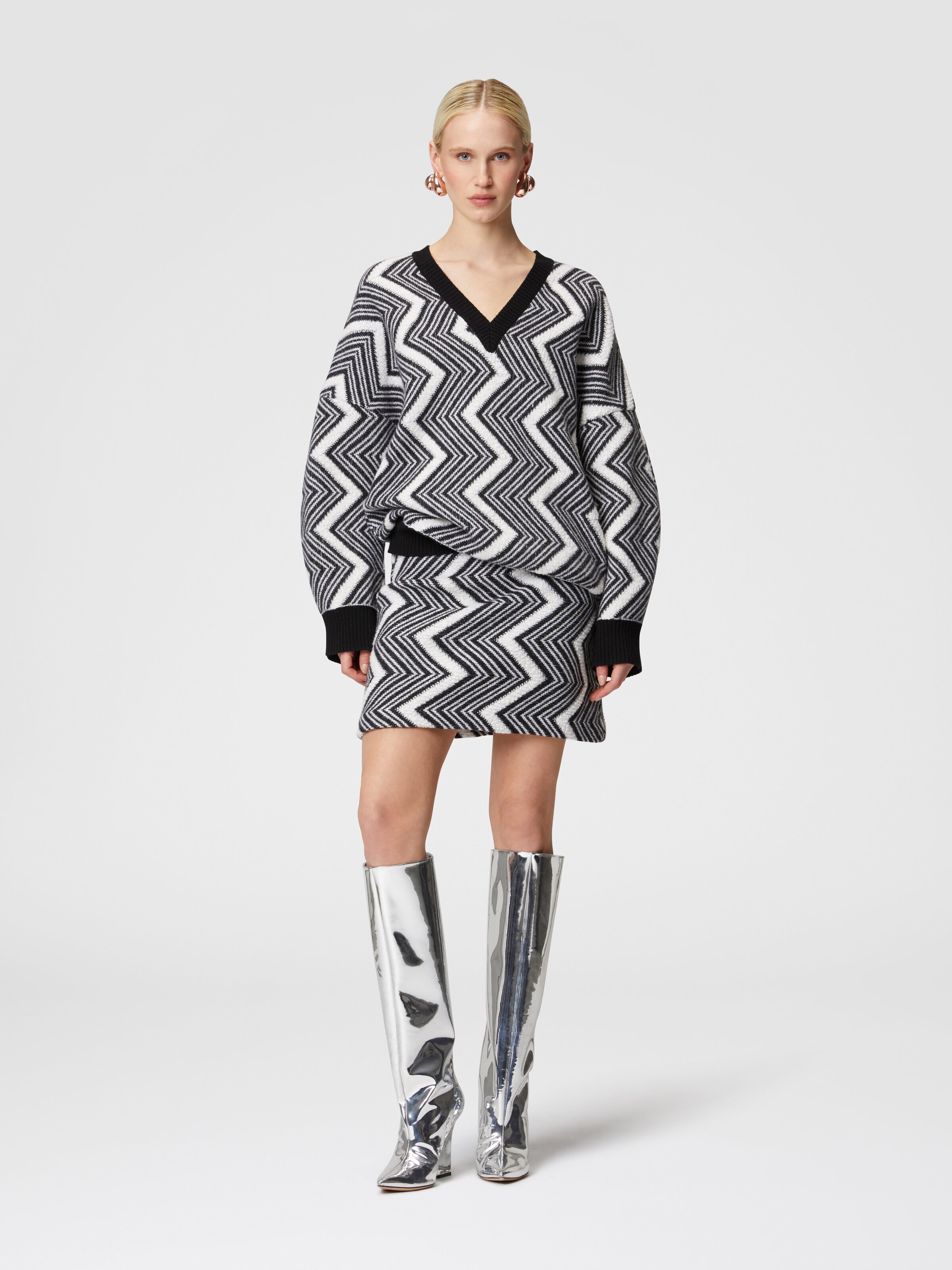 Oversized V-neck pullover in zigzag wool, Black & White - 1