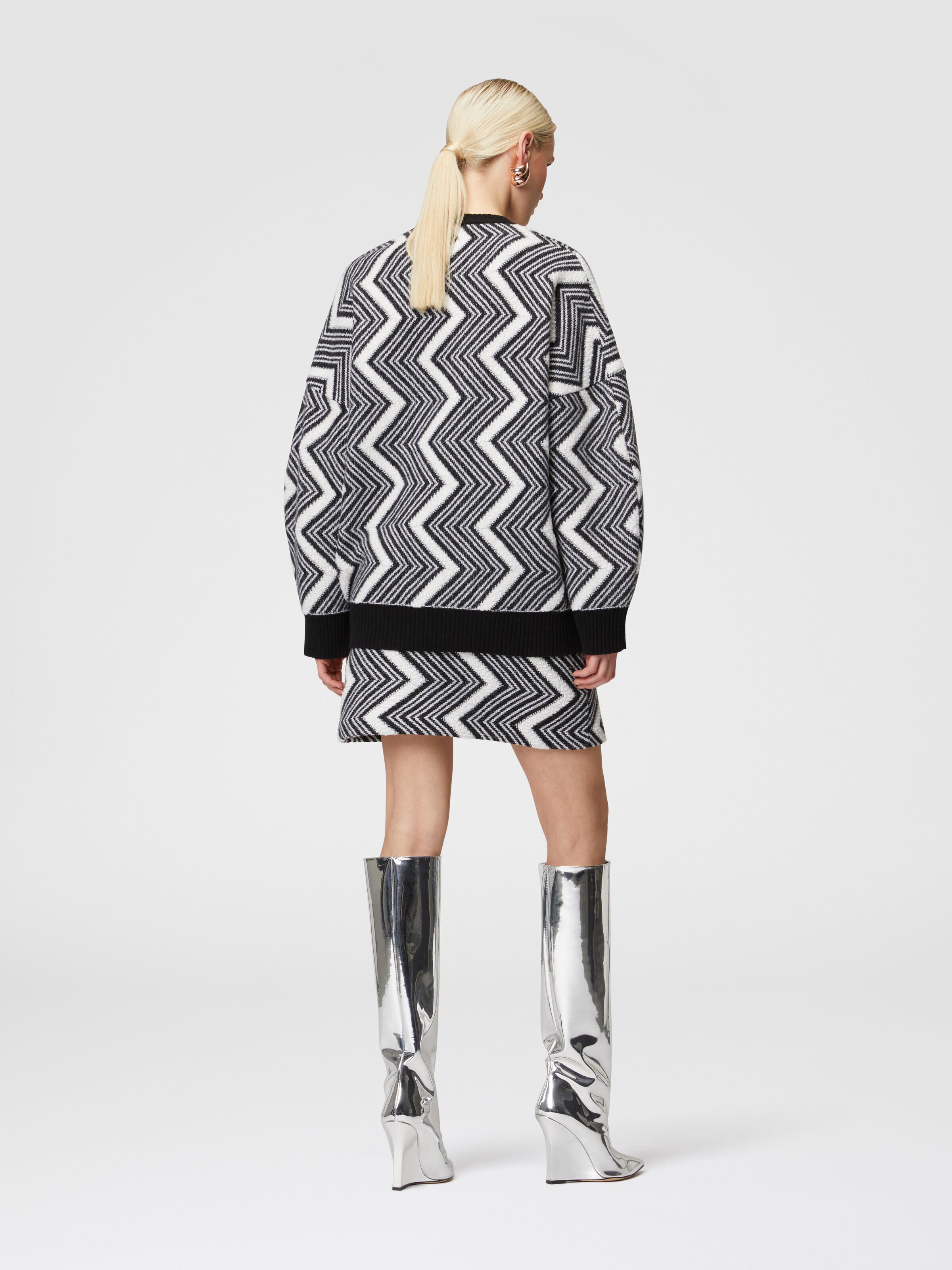 Oversized V-neck pullover in zigzag wool, Black & White - 2