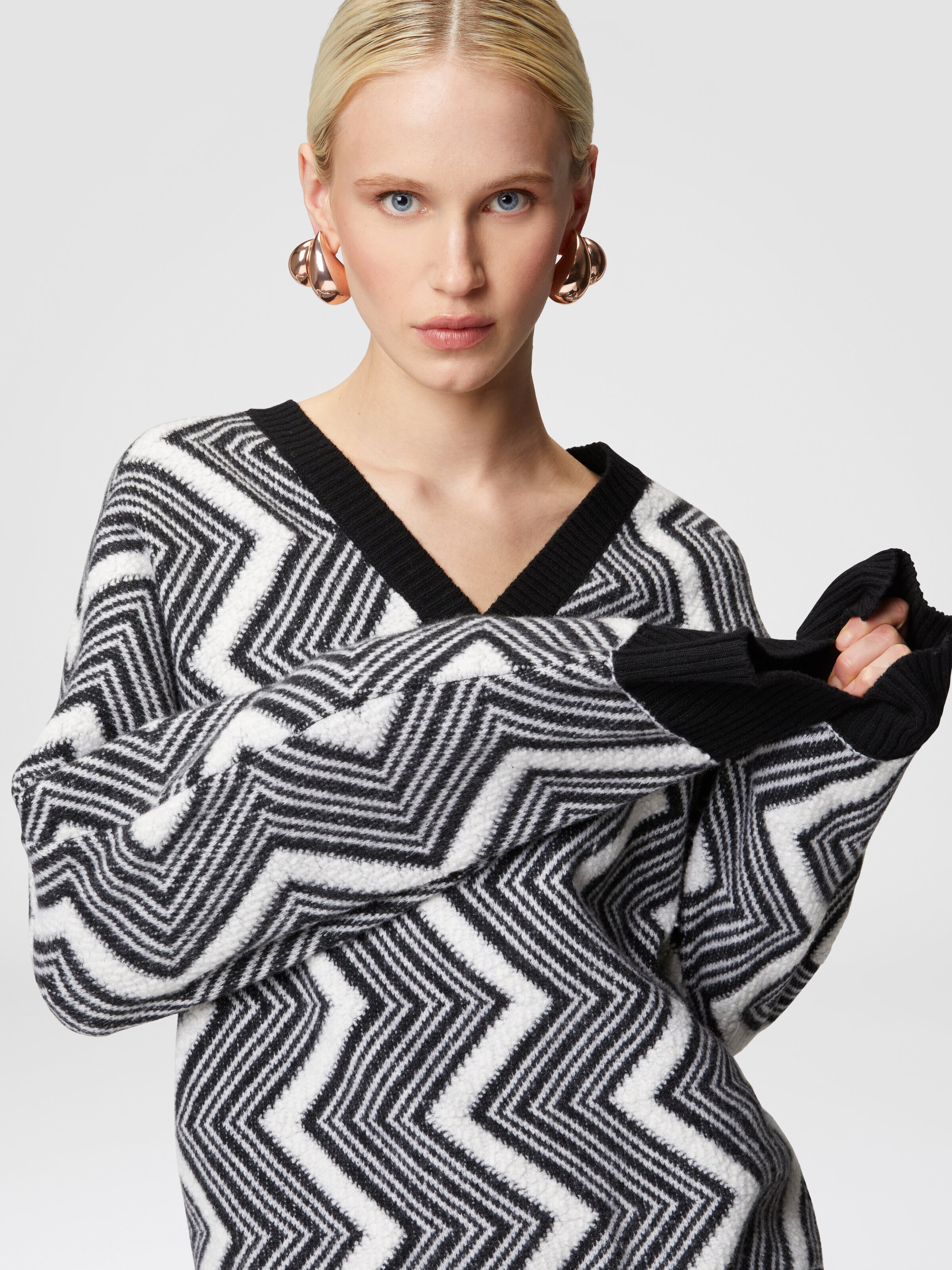 Oversized V-neck pullover in zigzag wool, Black & White - 3