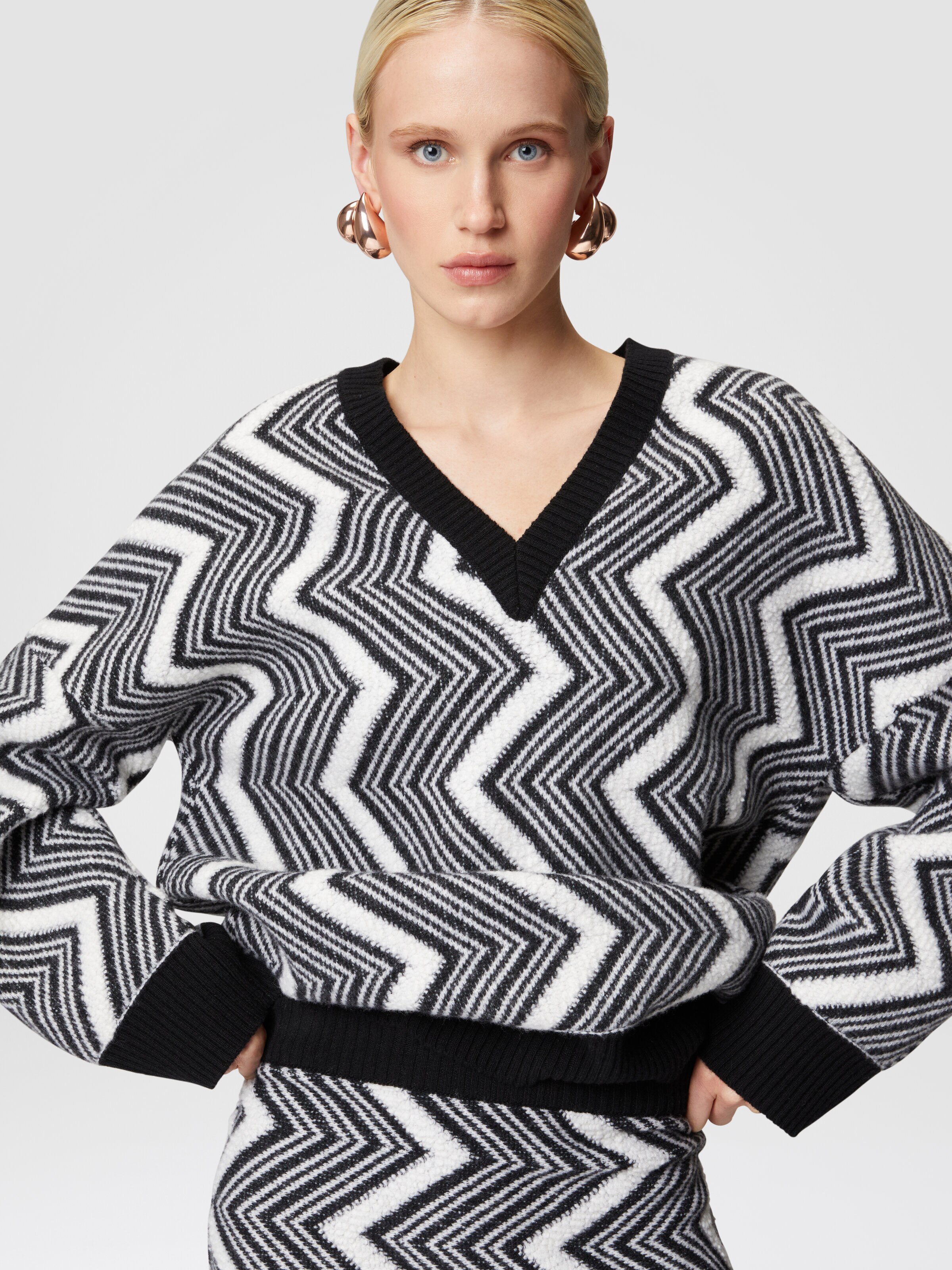 Oversized V-neck pullover in zigzag wool, Black & White - 4