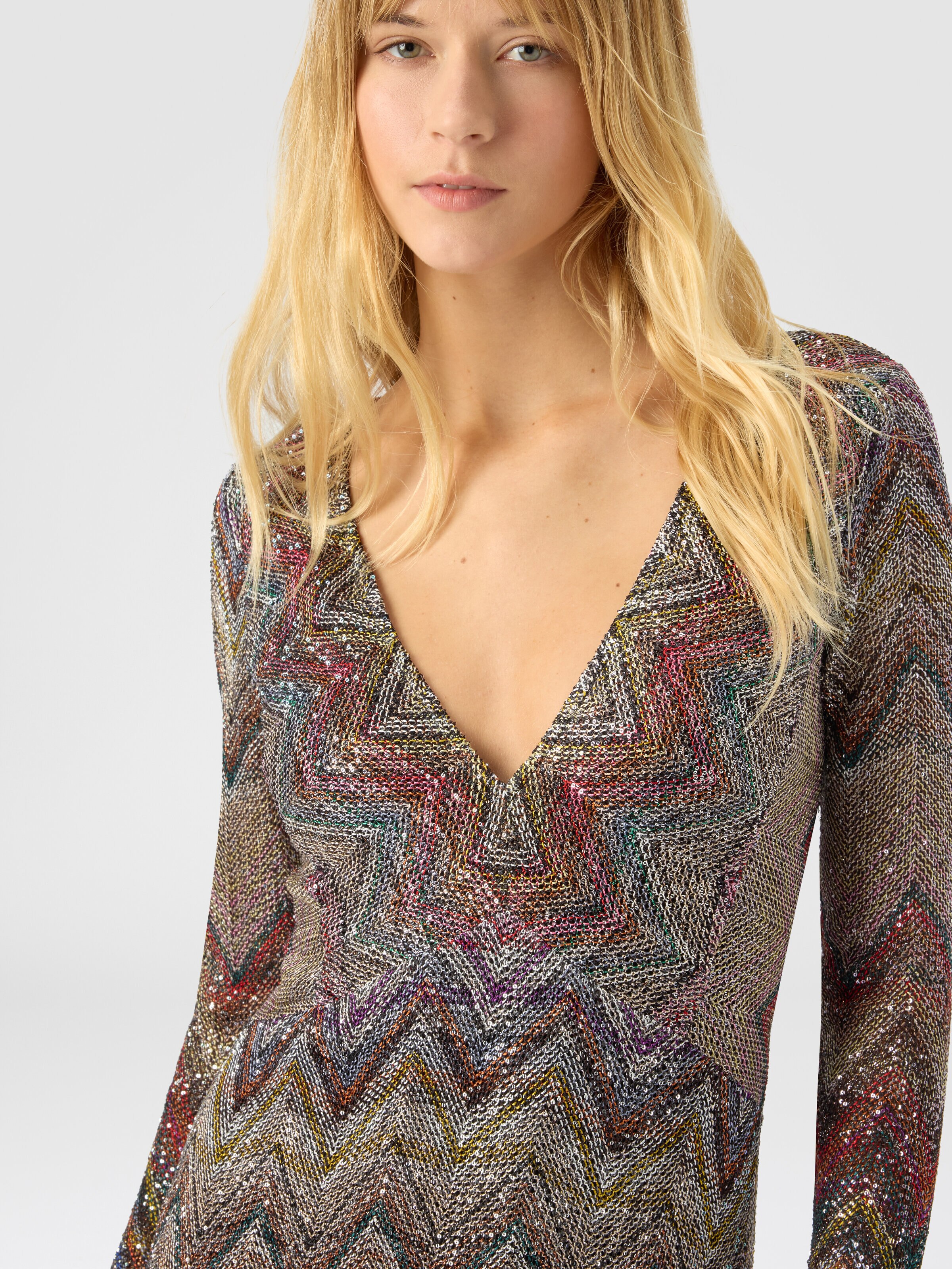 Long dress with v-neck and zigzag pattern, Multicoloured  - 4