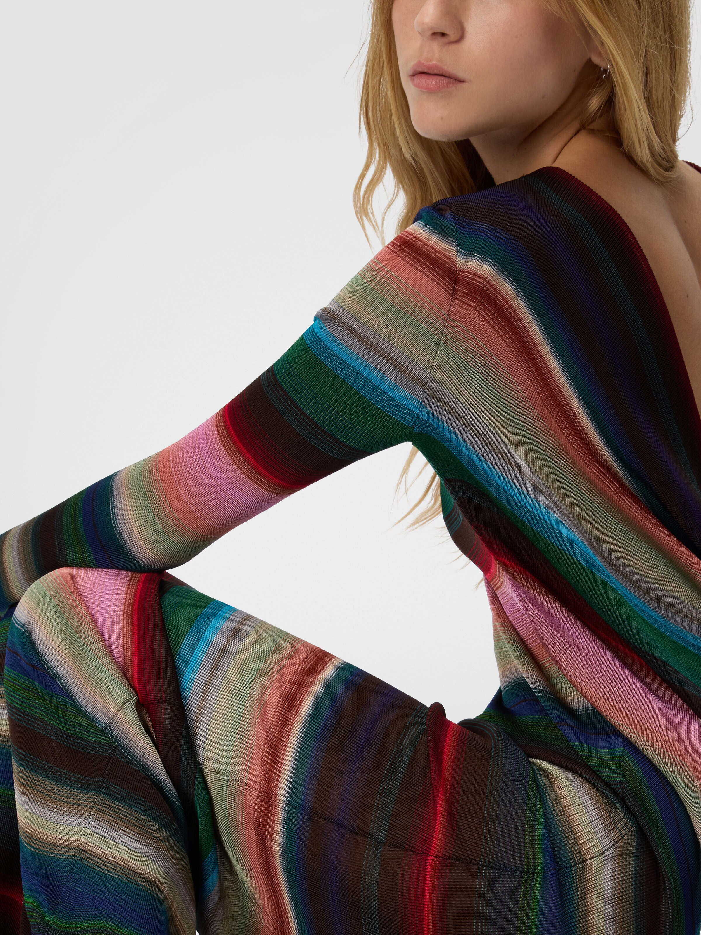 Abito lungo con schiena scoperta in maglia a righe, Multicolore  - 4
