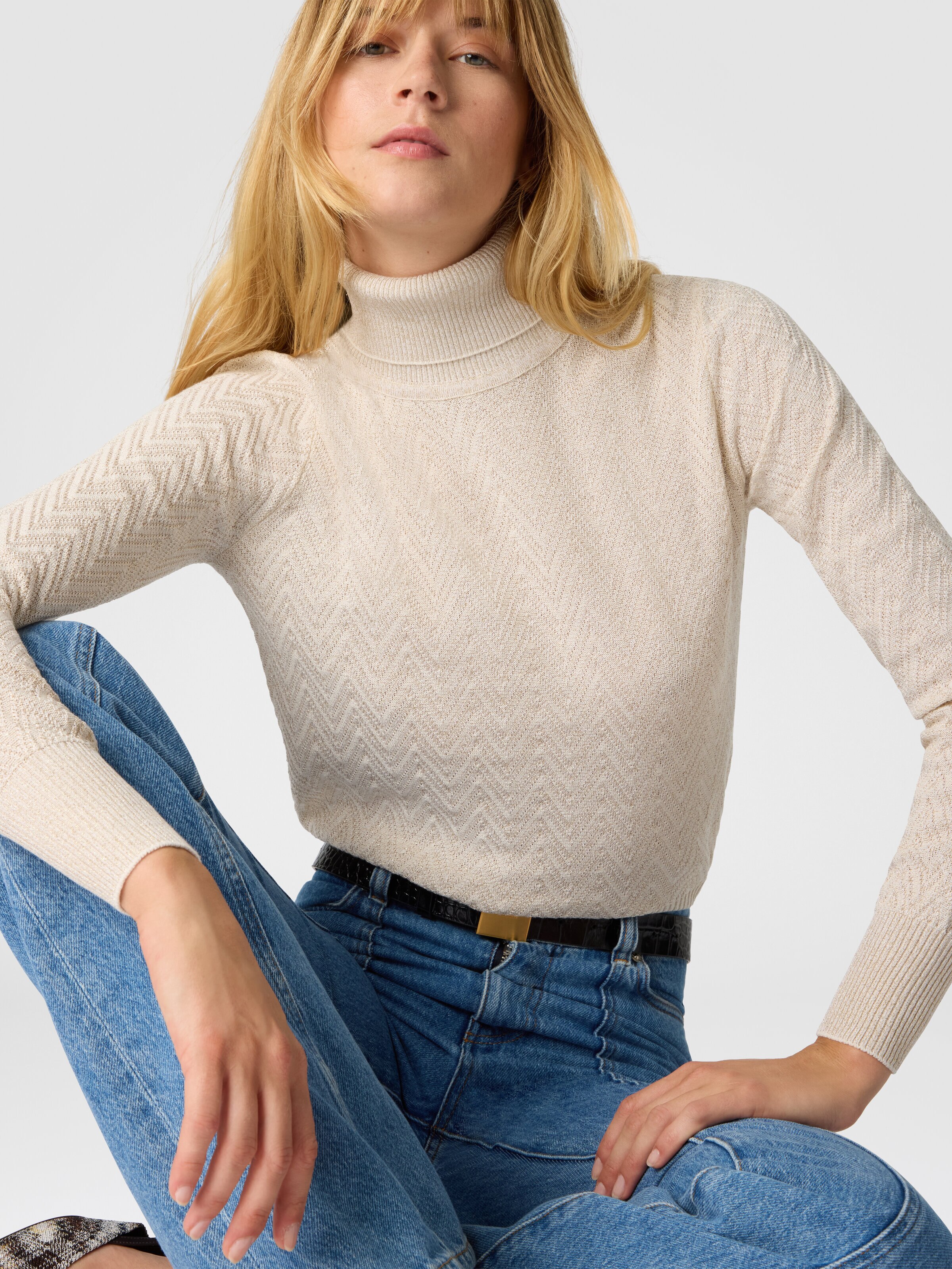Jersey de cuello alto con motivo chevron y filamentos lamé, Beige - 3