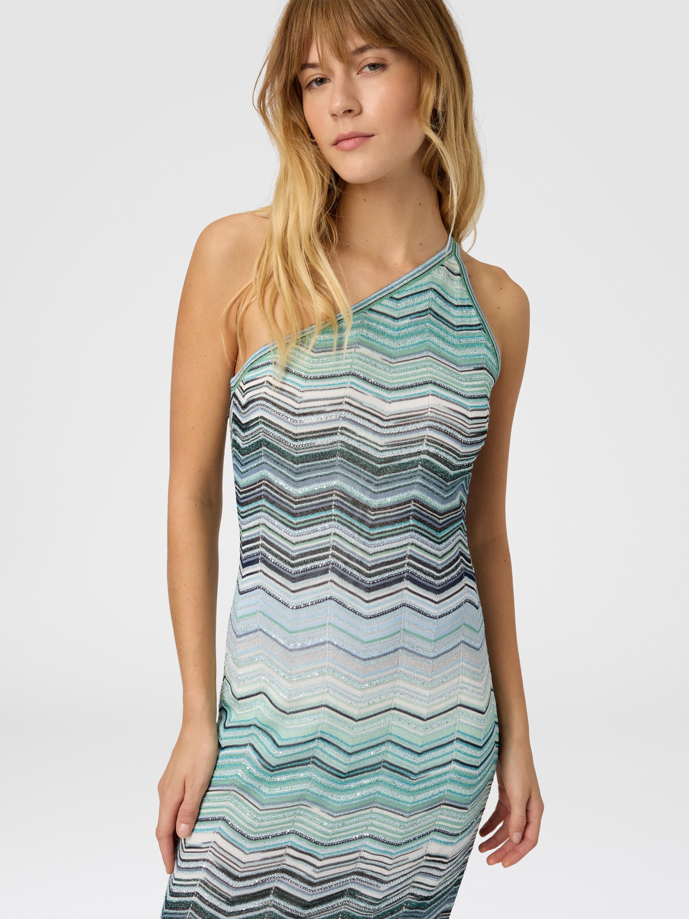 Langes Kleid mit einer Schulter, Chevron-Muster und Pailletten, Grün & Braun - 3