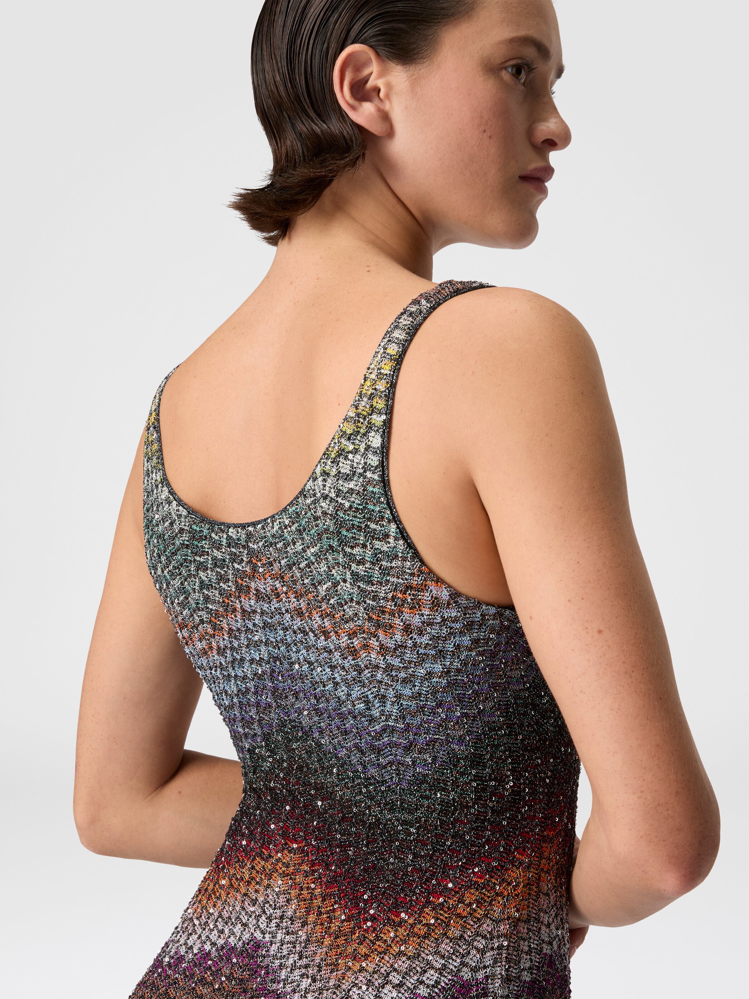 Vestido corto con tirantes de punto en zigzag griego con lentejuelas, Multicolor  - 4