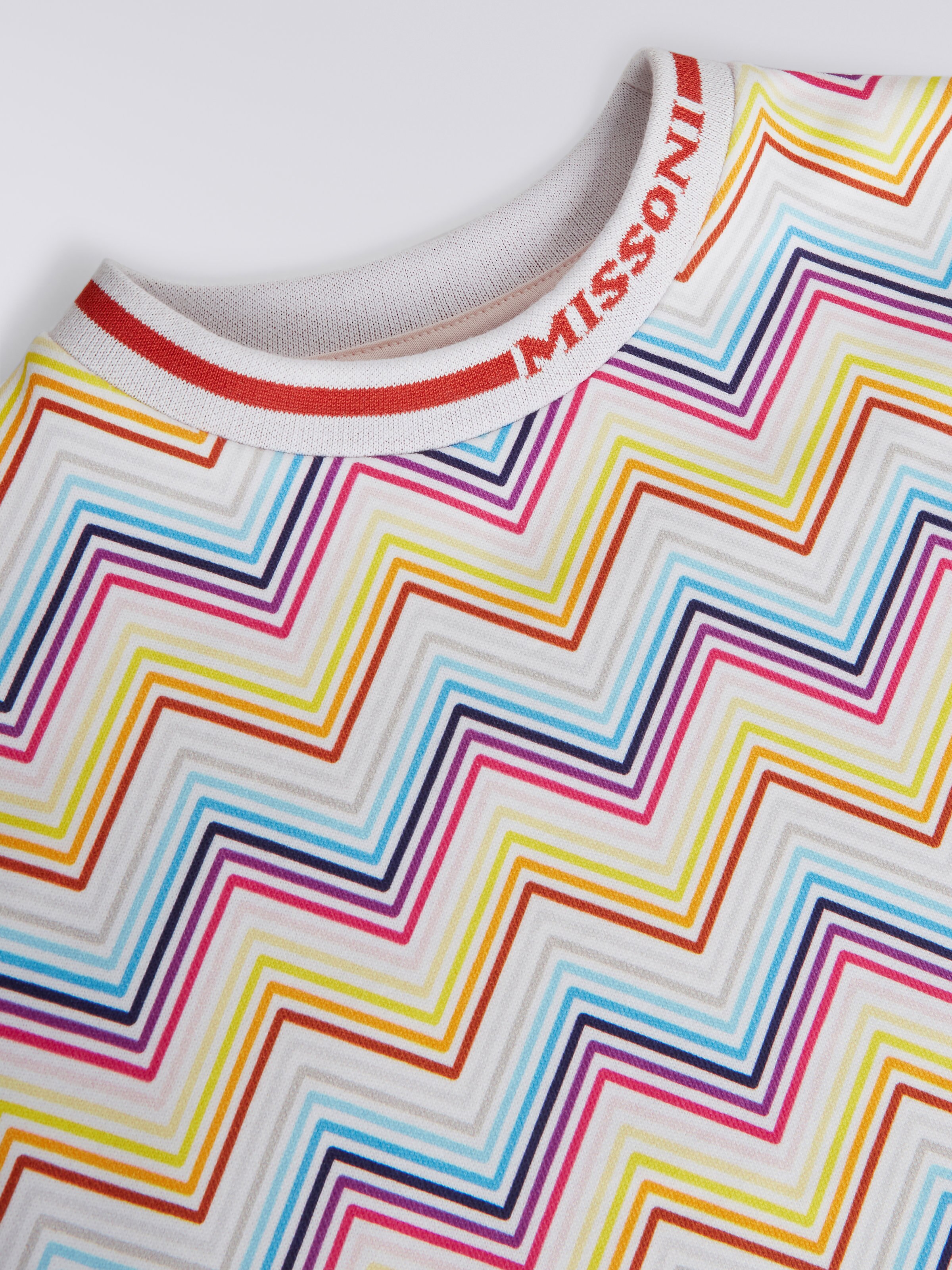 Felpa girocollo a maniche corte in cotone a zig zag con colletto a contrasto, Multicolore - 2