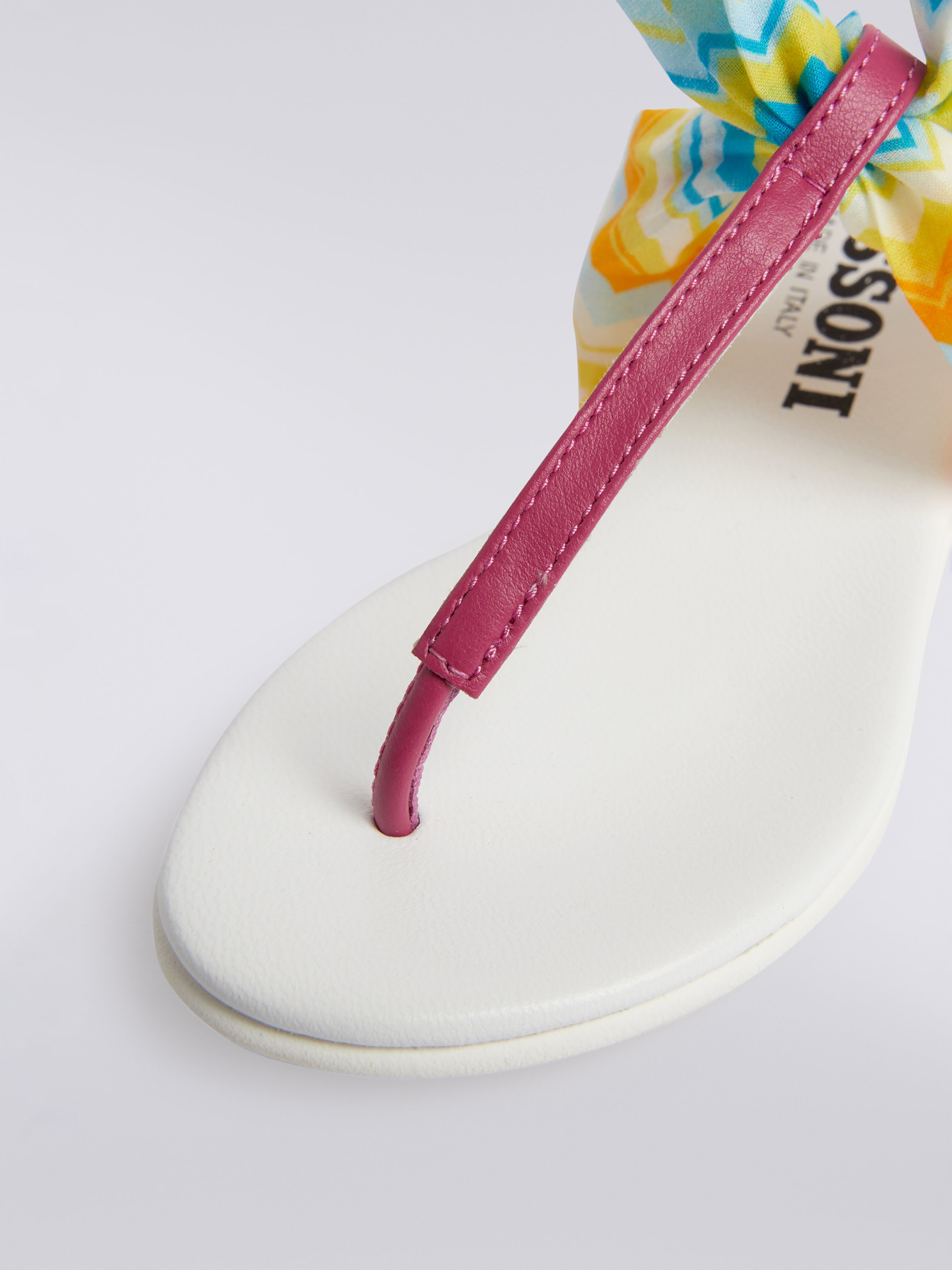 Flip-Flops mit mehrfarbigem Zickzackmuster auf dem Riemen, Mehrfarbig  - 3