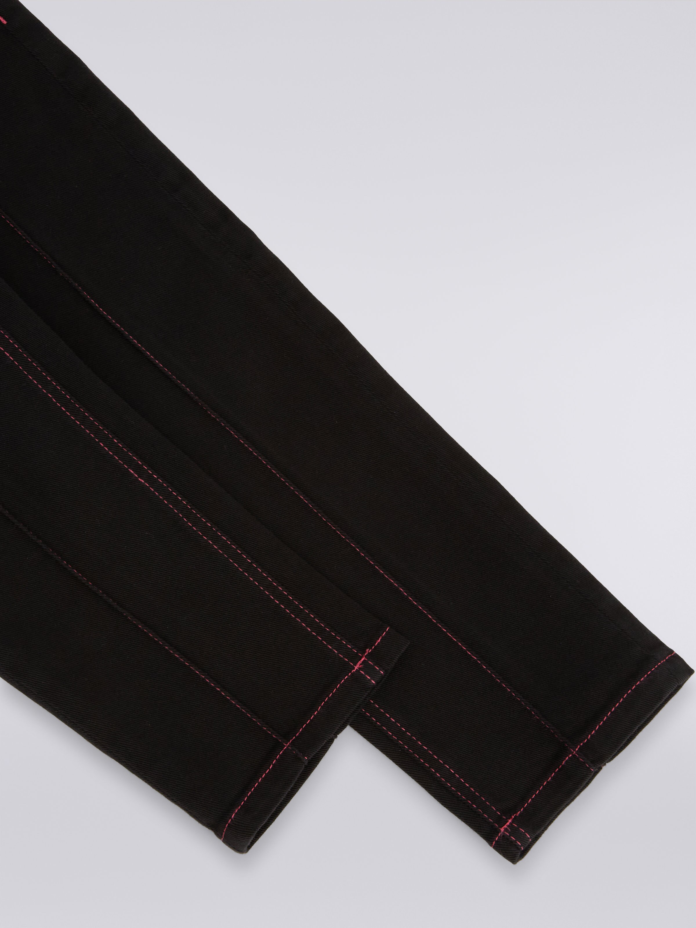 Jean à cinq poches avec empiècement à chevrons, Noir    - 3