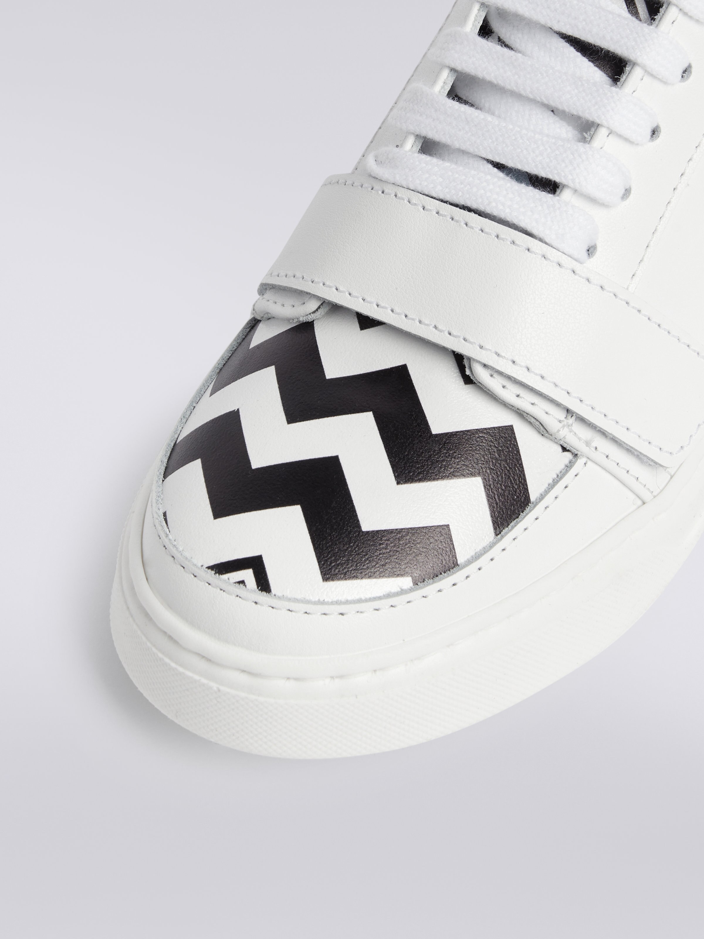 Trainers with zigzag pattern, Black & White - 3