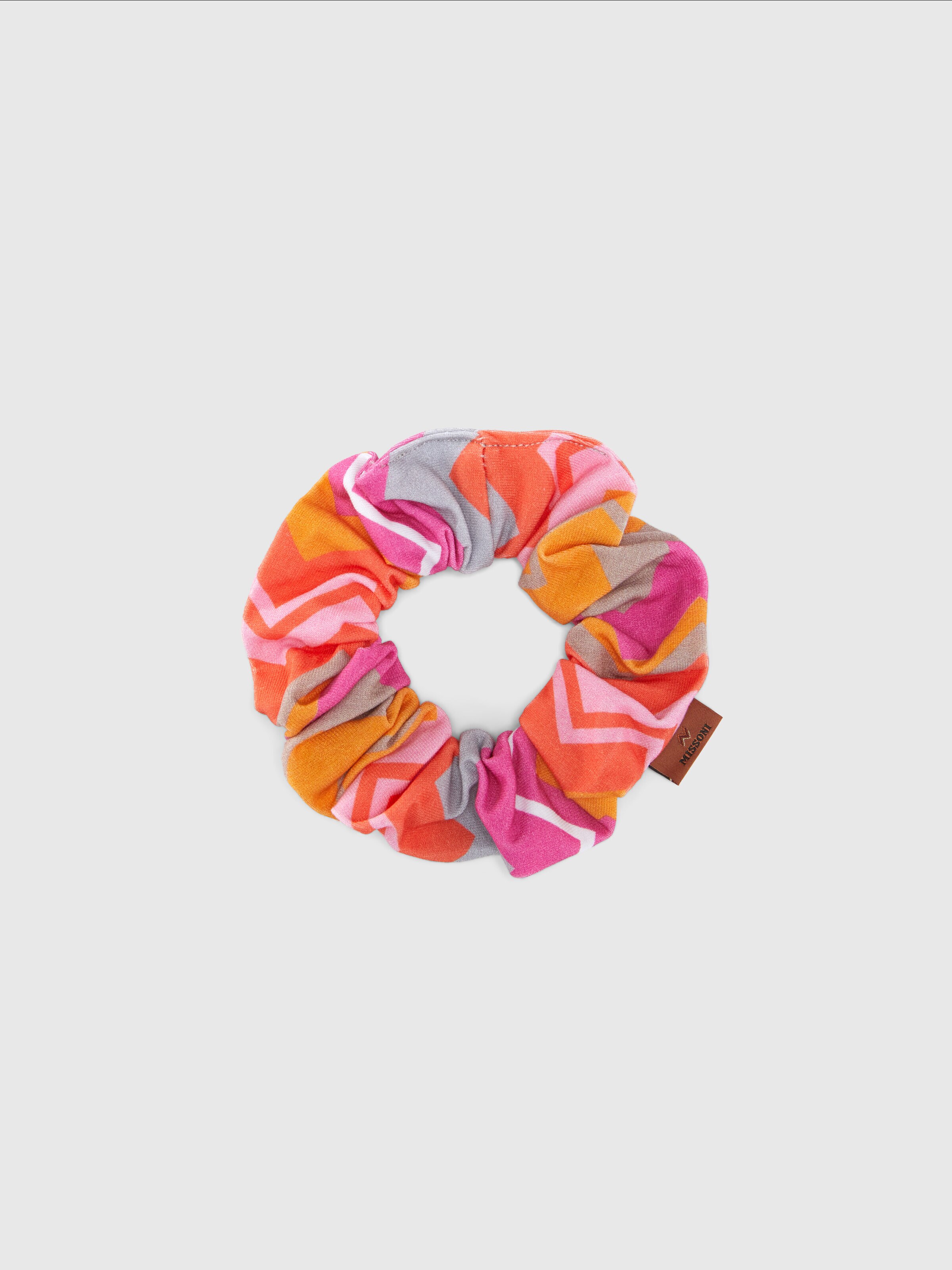 Zick-Zack-Scrunchie aus Baumwolle mit Logo-Etikett, Fuchsia & Rot - 0