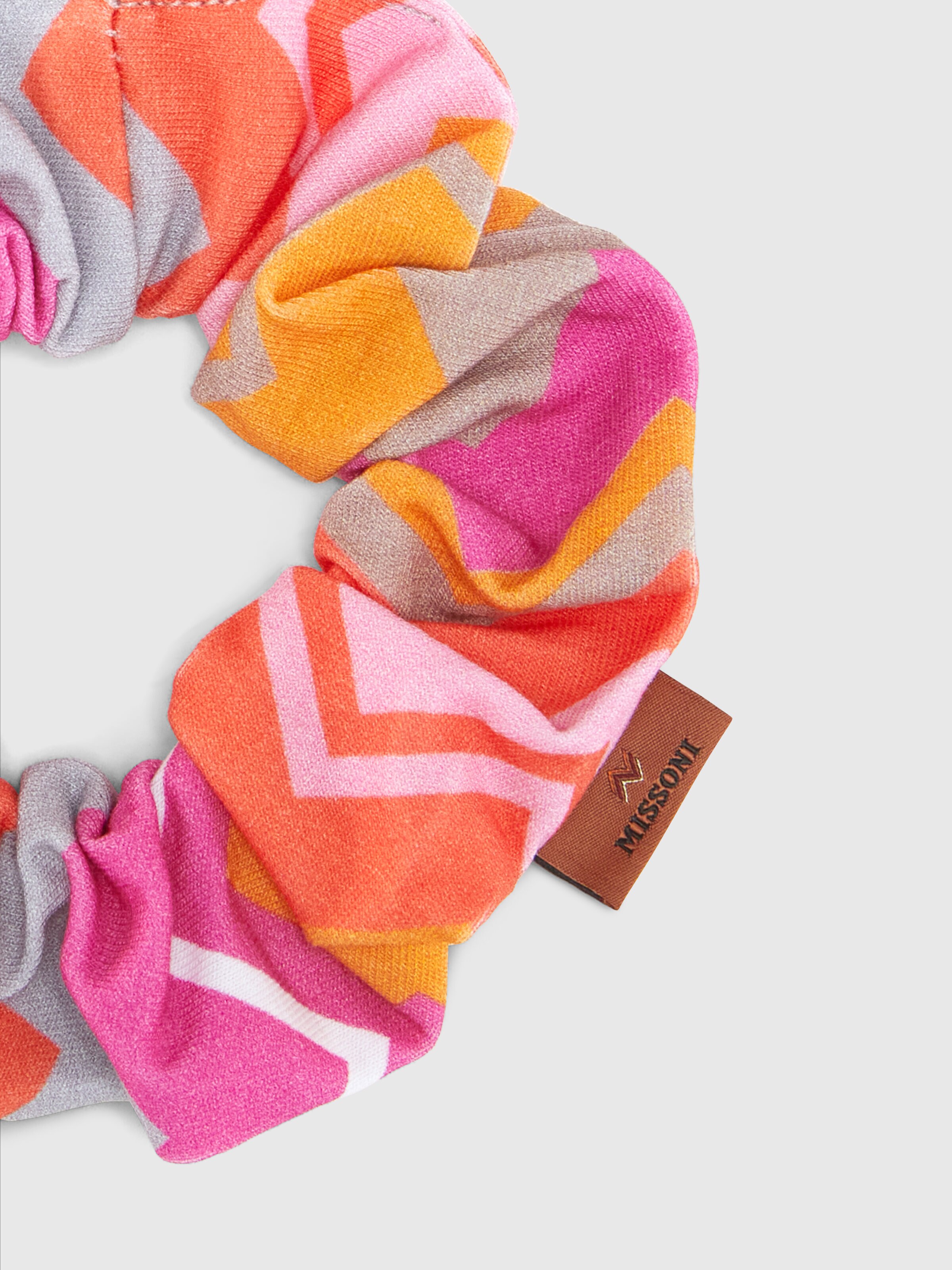 Zick-Zack-Scrunchie aus Baumwolle mit Logo-Etikett, Fuchsia & Rot - 1