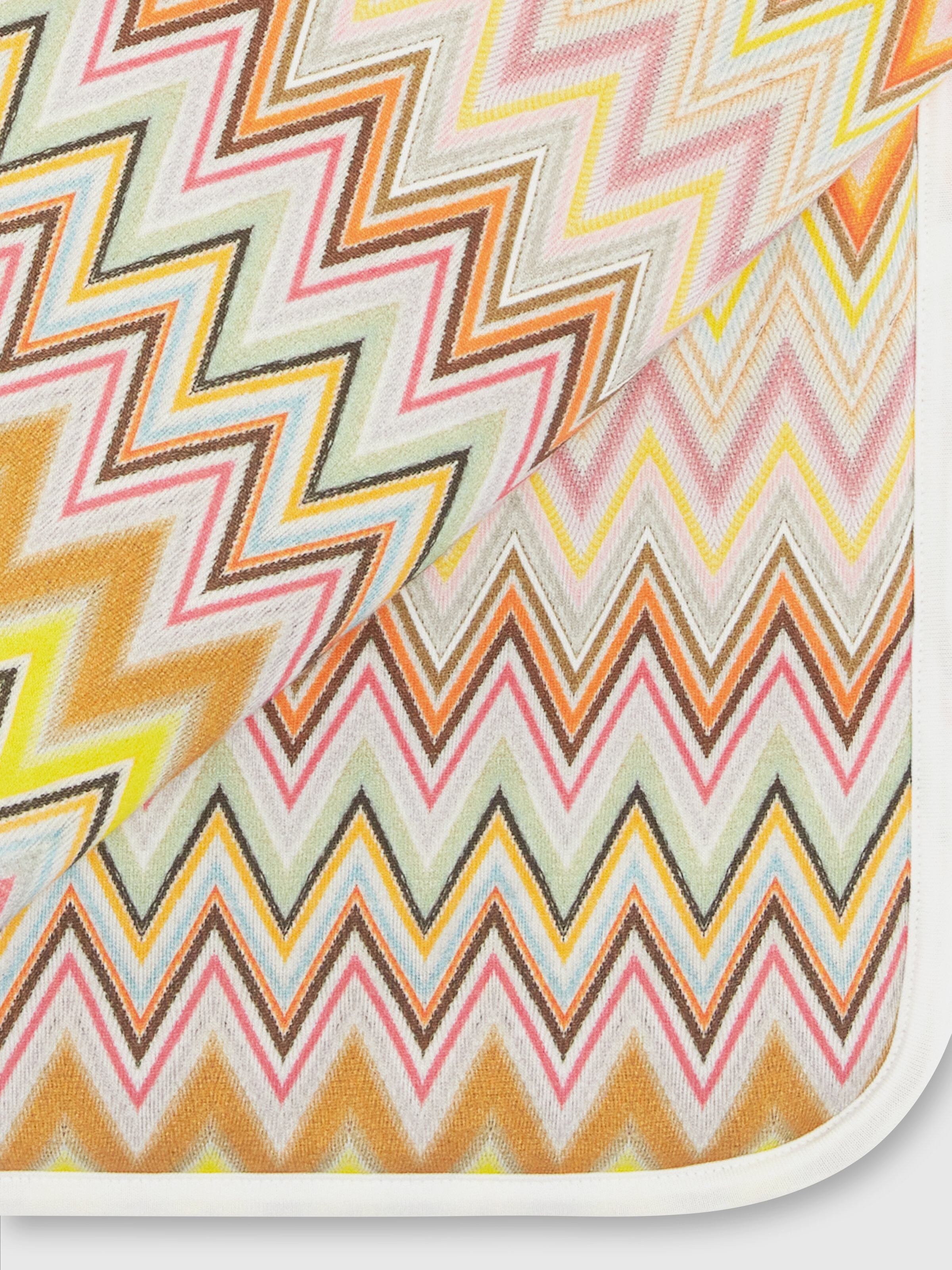 Zick-Zack-Decke aus Stretch-Baumwolle mit kontrastierenden Paspeln, Beige & Mehrfarbig  - 1