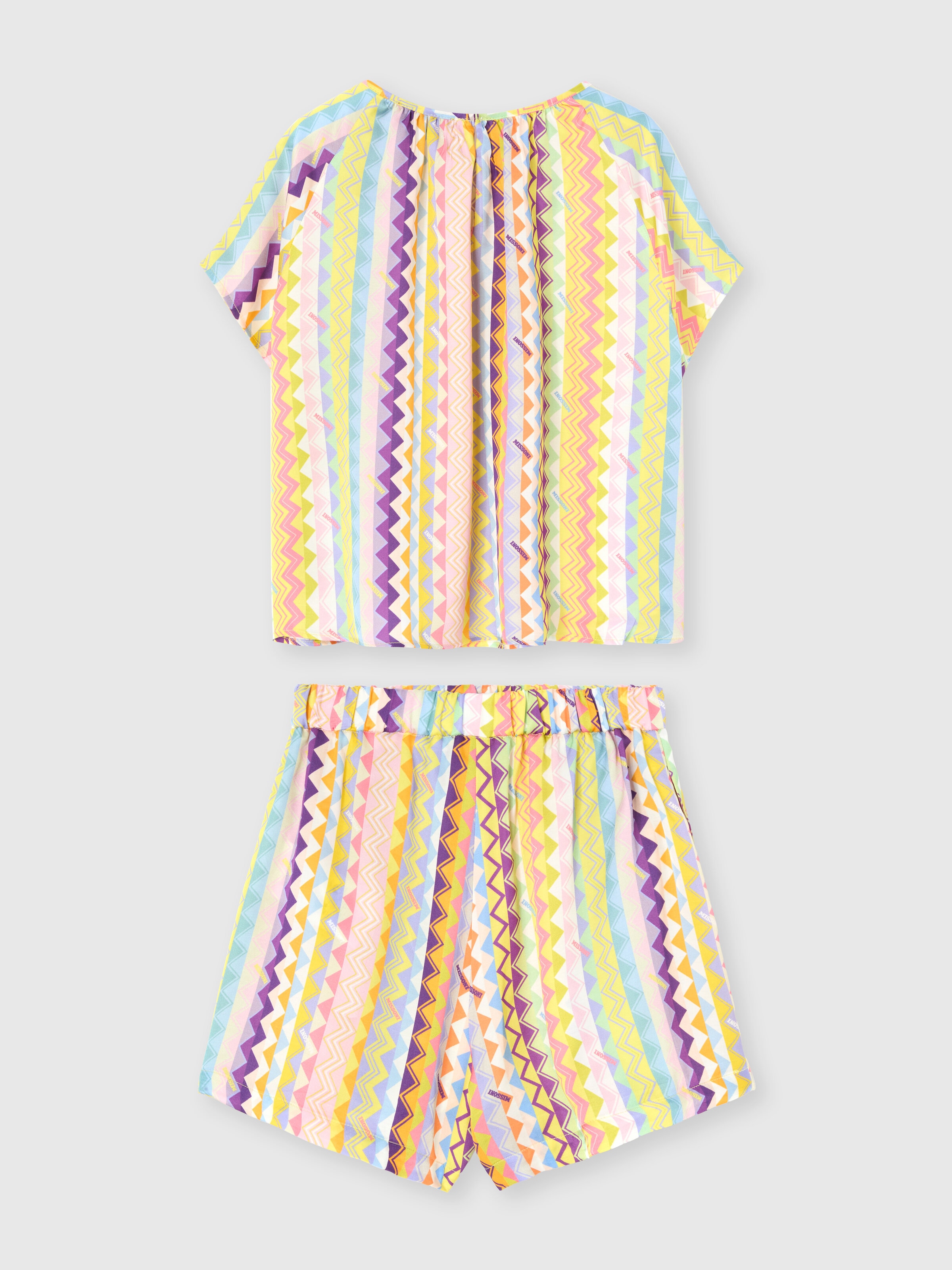 Conjunto de dos piezas con camisa de manga corta y shorts con estampado zig-zag., Multicolor  - 1