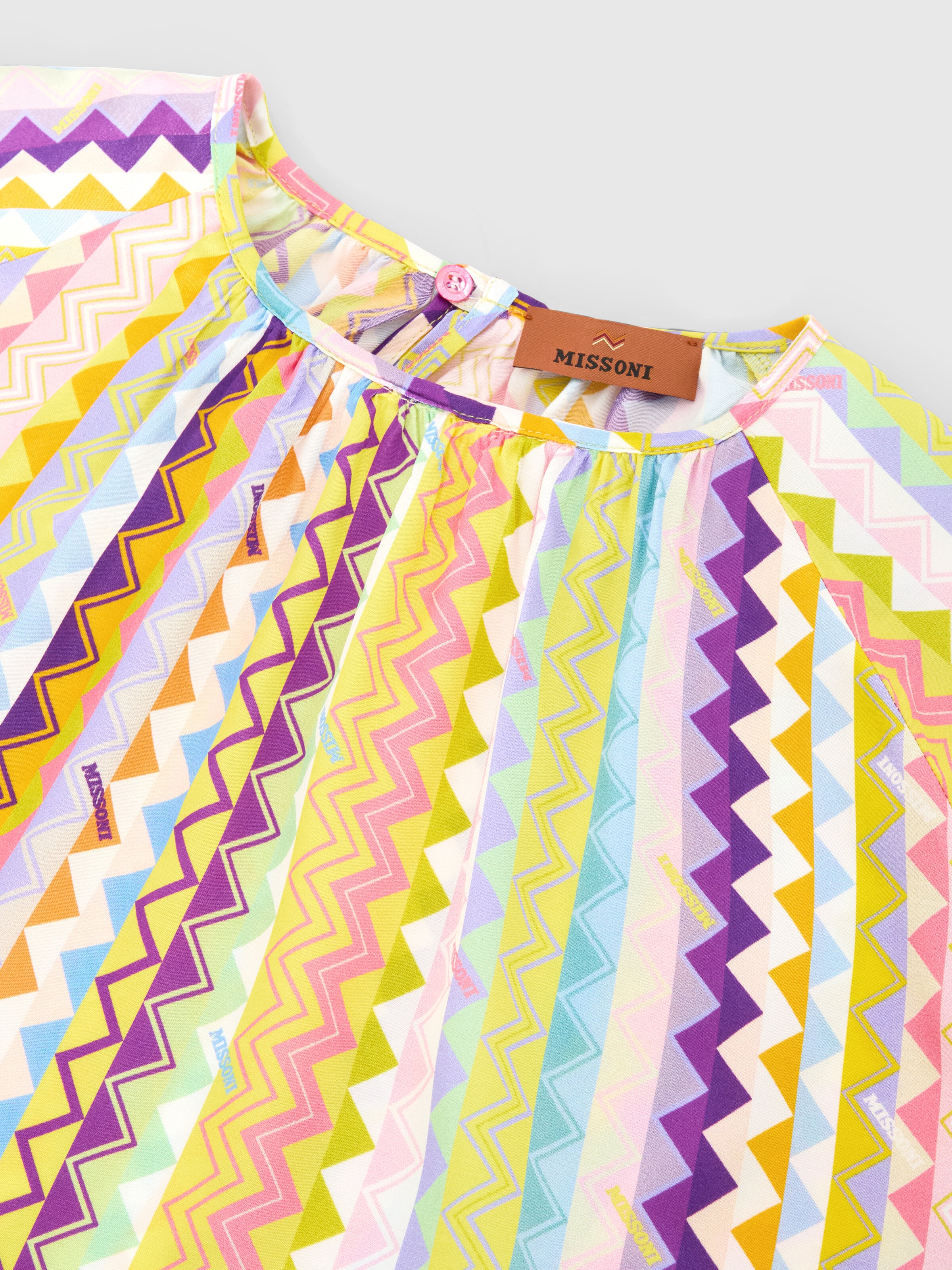 Conjunto de dos piezas con camisa de manga corta y shorts con estampado zig-zag., Multicolor  - 2
