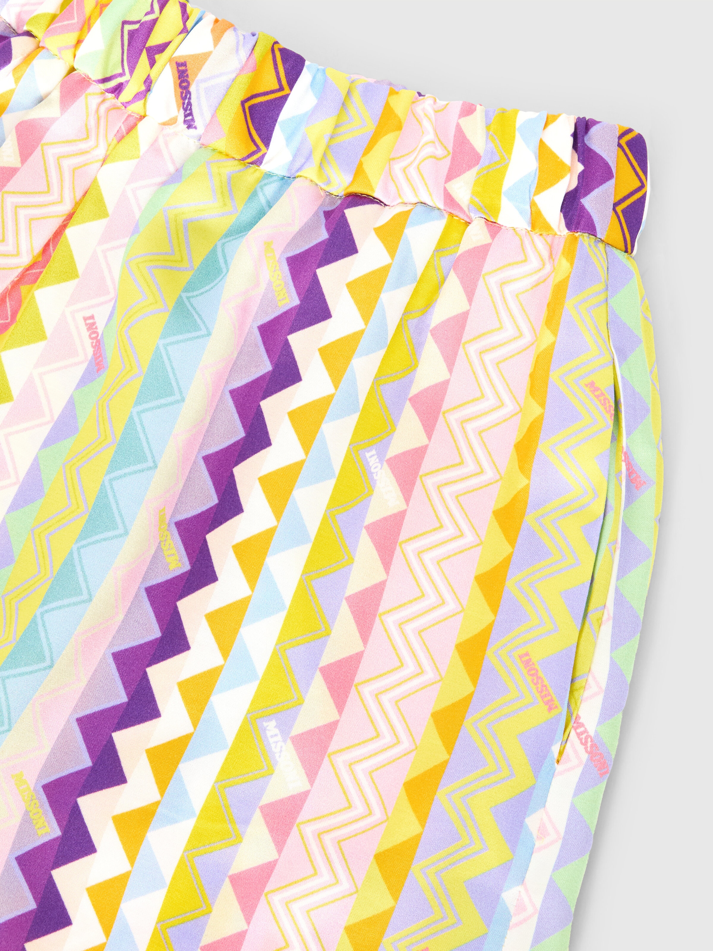 Conjunto de dos piezas con camisa de manga corta y shorts con estampado zig-zag., Multicolor  - 3
