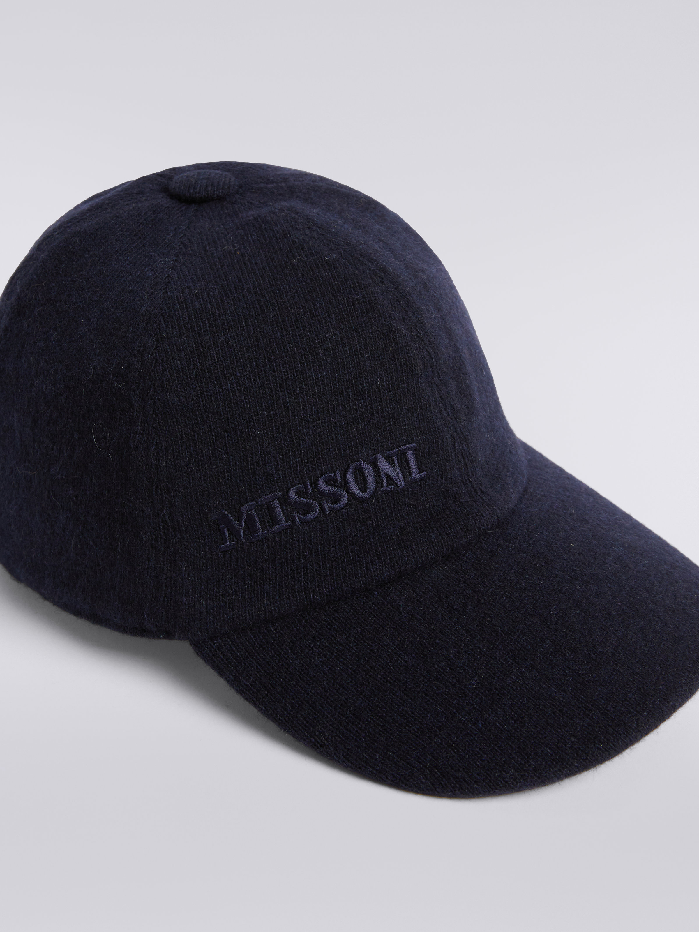 Cappello in cashmere con visiera e logo, Multicolore  - 2