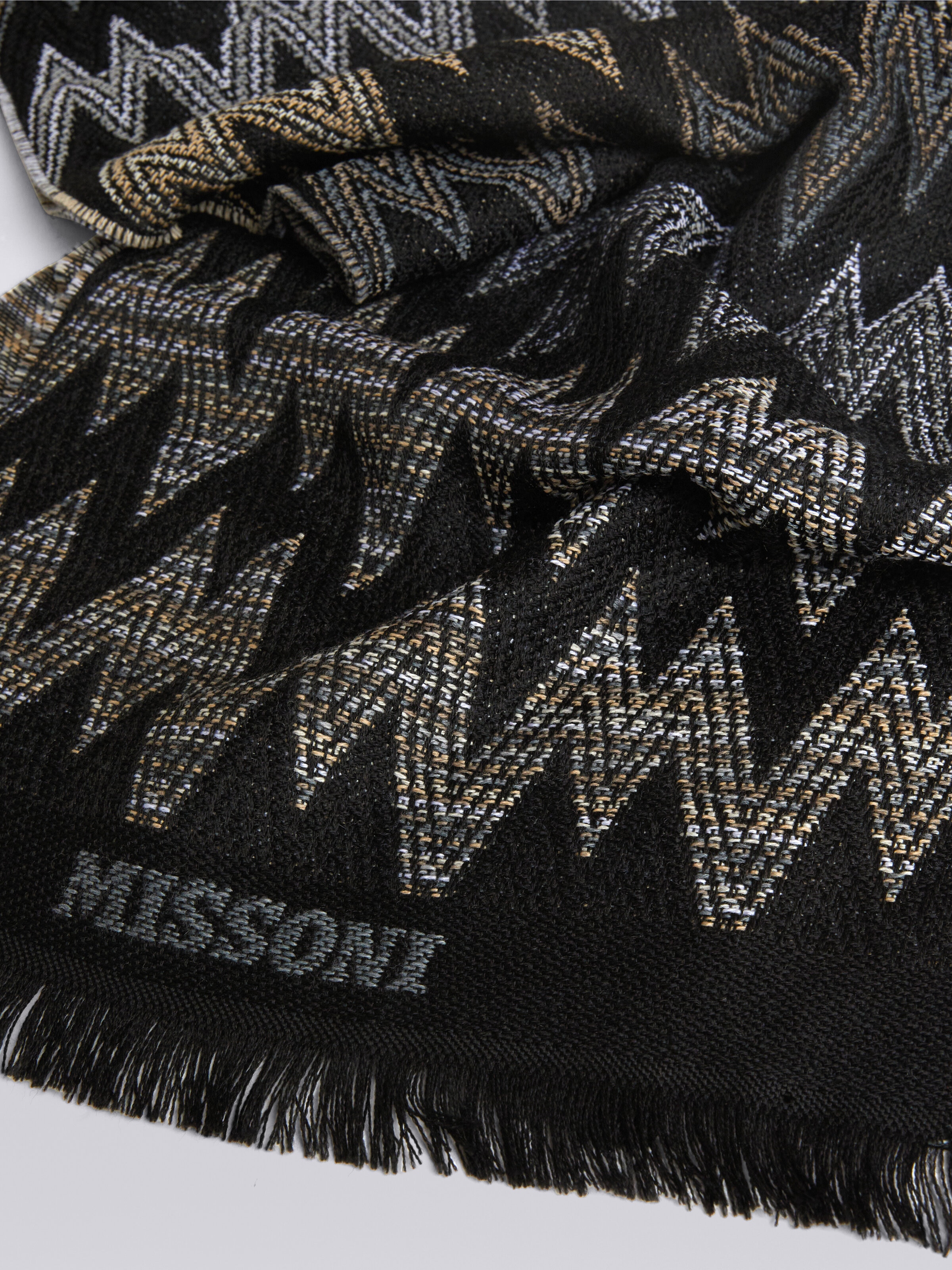 Écharpe en laine à motif zig-zag, avec logo et bords à franges, Multicolore  - 1