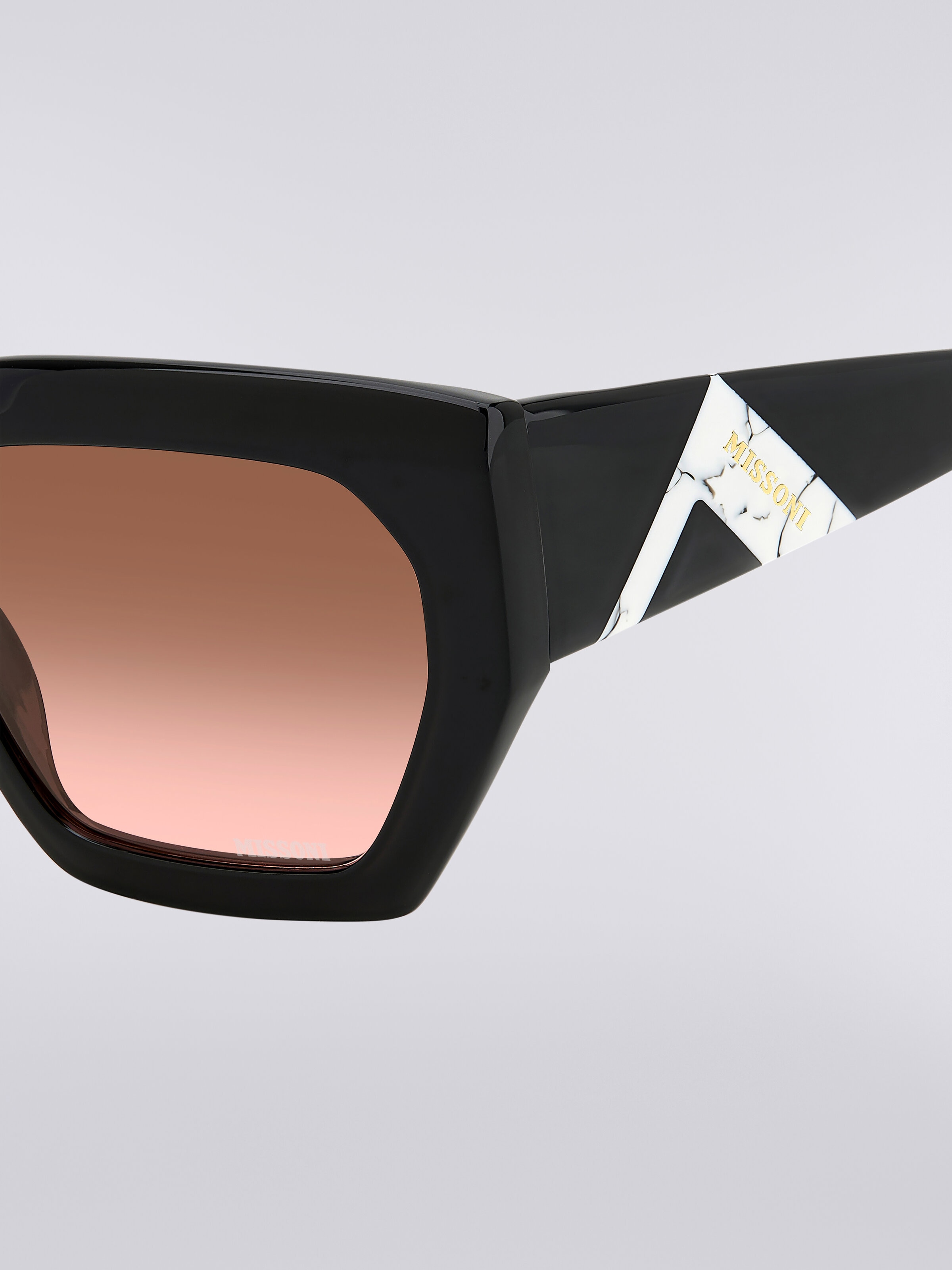 Sonnenbrille mit quadratischer Fassung, kontrastierendem Einsatz und Logo, Mehrfarbig  - 3