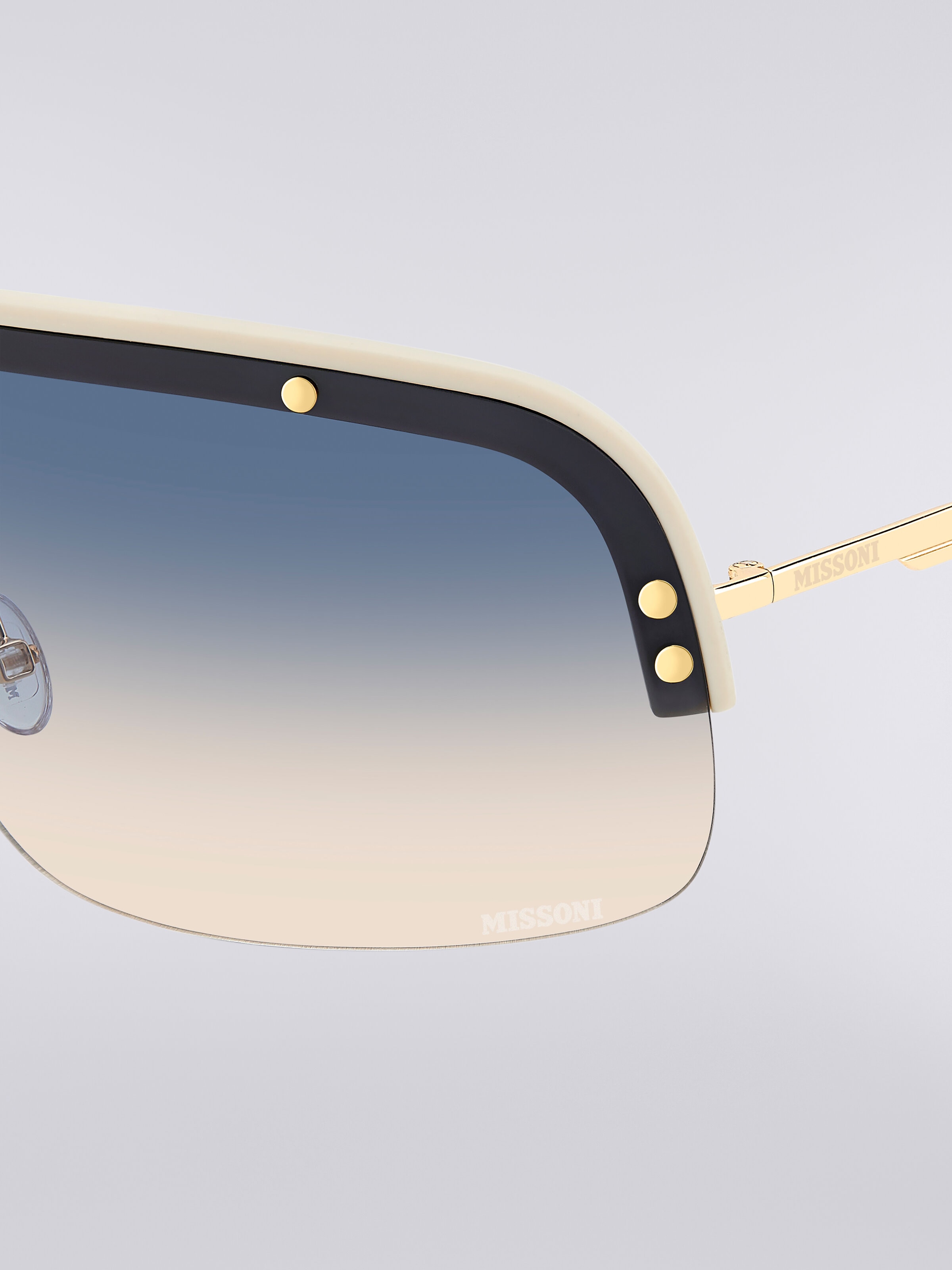 Sonnenbrille im Shield-Design mit Metallbügeln und Bügelenden aus Acetat, Mehrfarbig  - 3