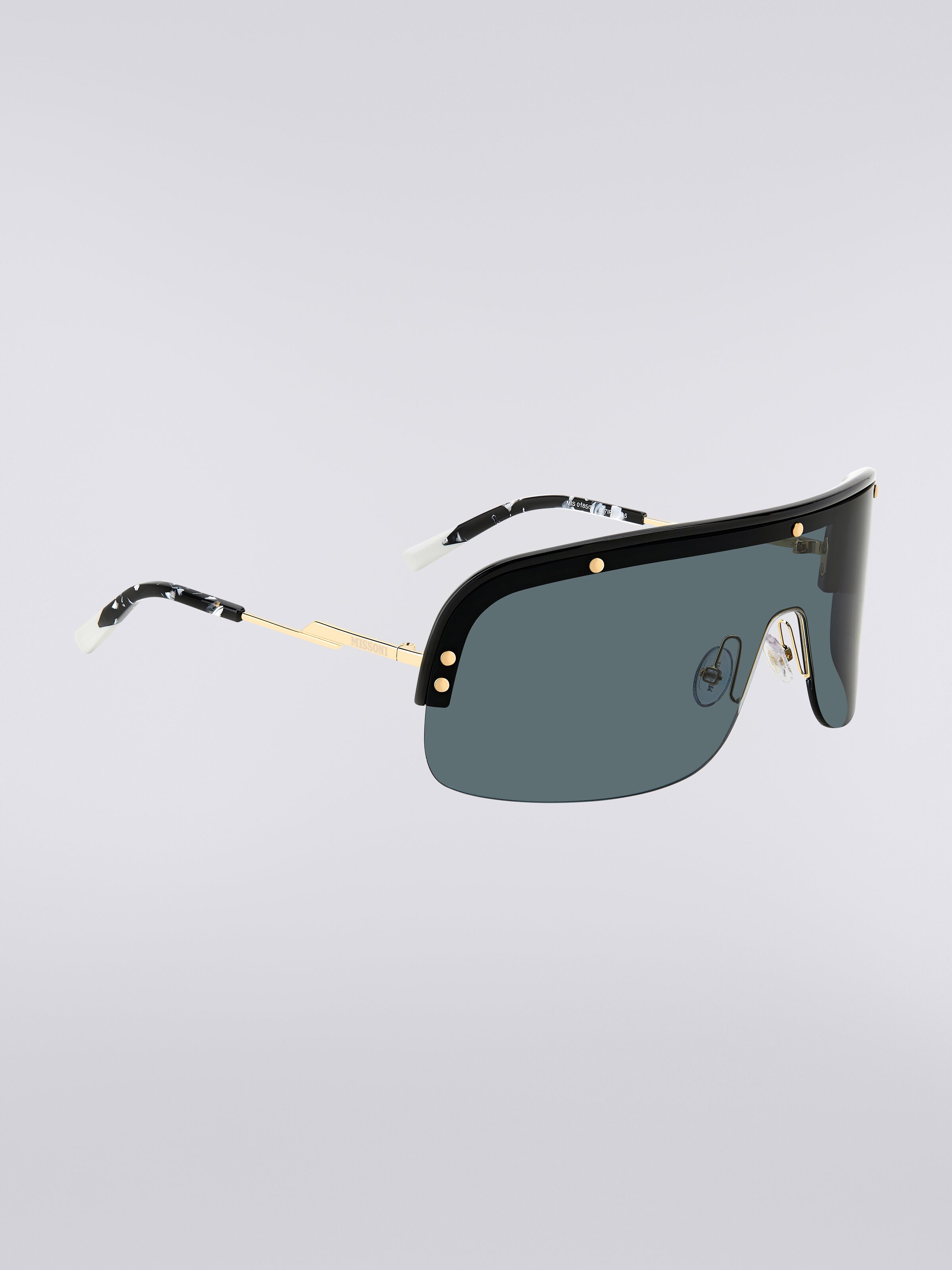 Sonnenbrille im Shield-Design mit Metallbügeln und Bügelenden aus Acetat, Mehrfarbig  - 2