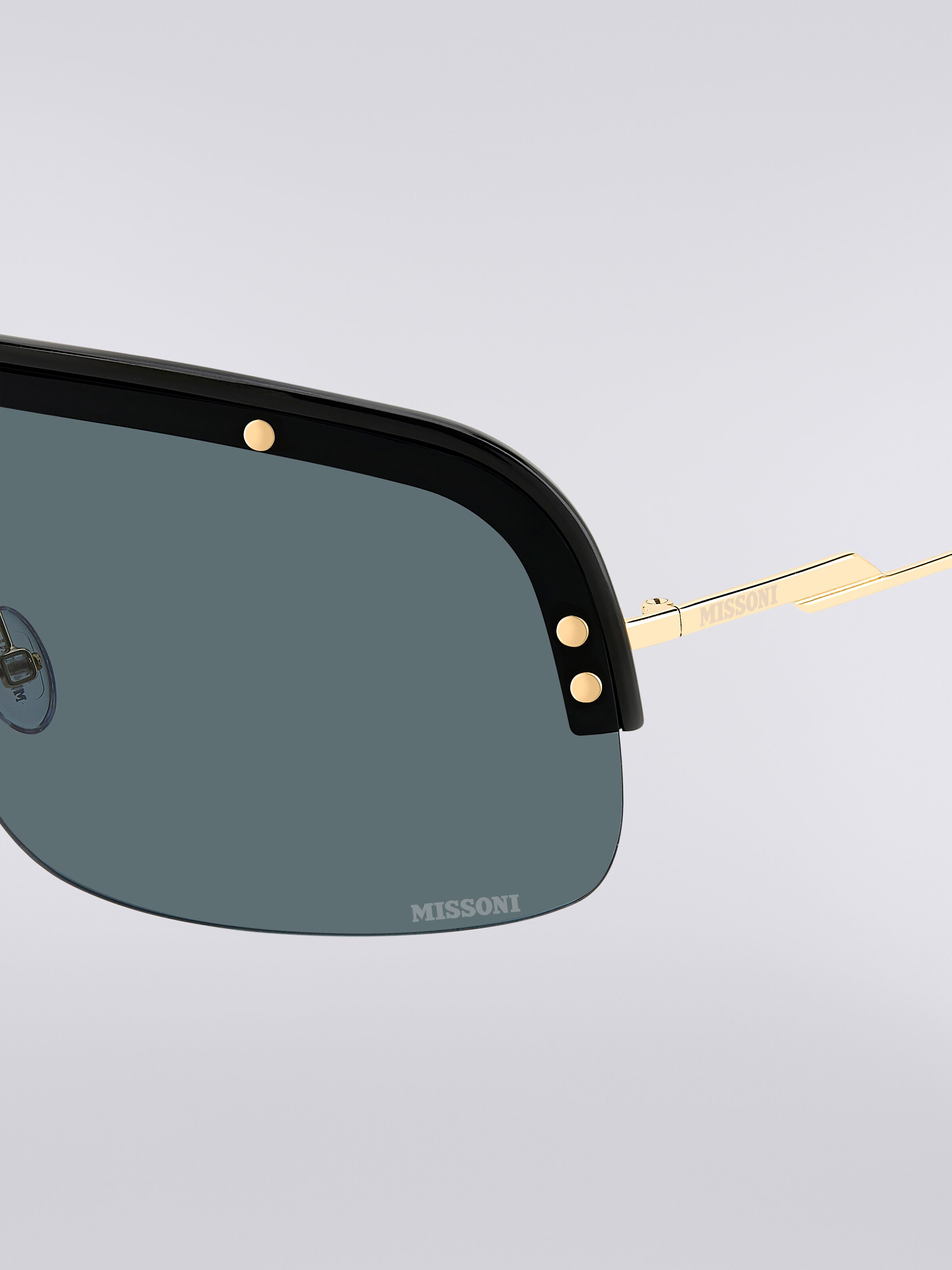 Sonnenbrille im Shield-Design mit Metallbügeln und Bügelenden aus Acetat, Mehrfarbig  - 3