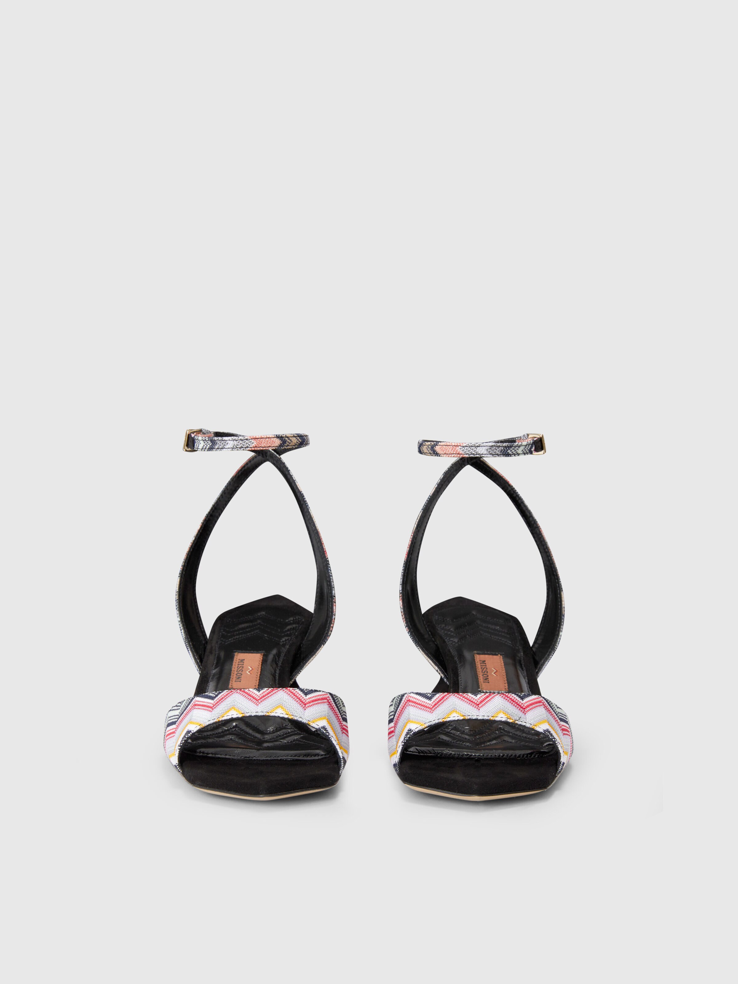 Sandalen mit Riemchen und Chevron-Motiv, Schwarz    - 2