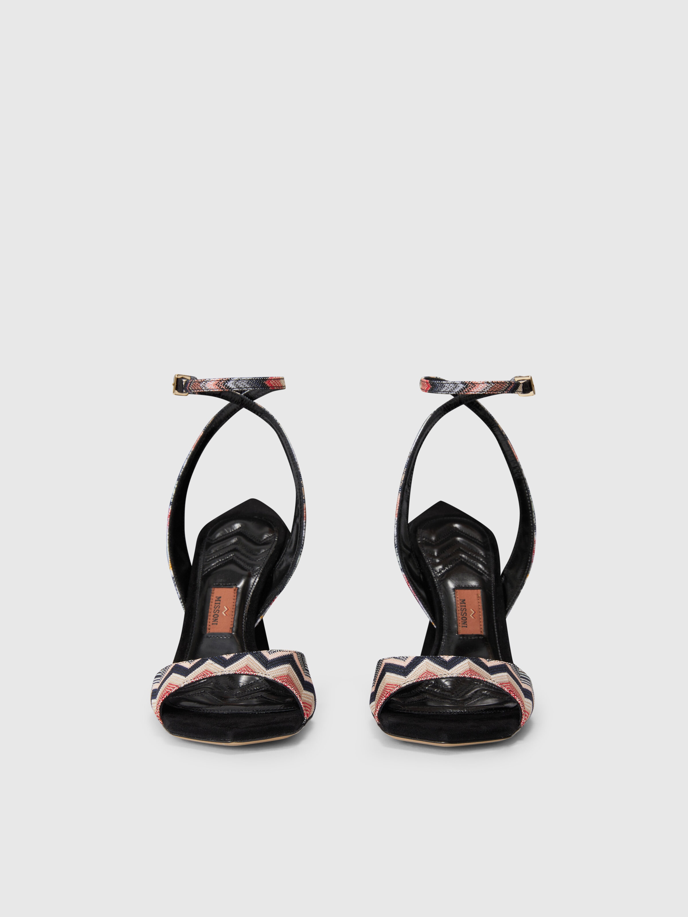 Sandalias con tacón y motivo de espigas, Negro    - 2