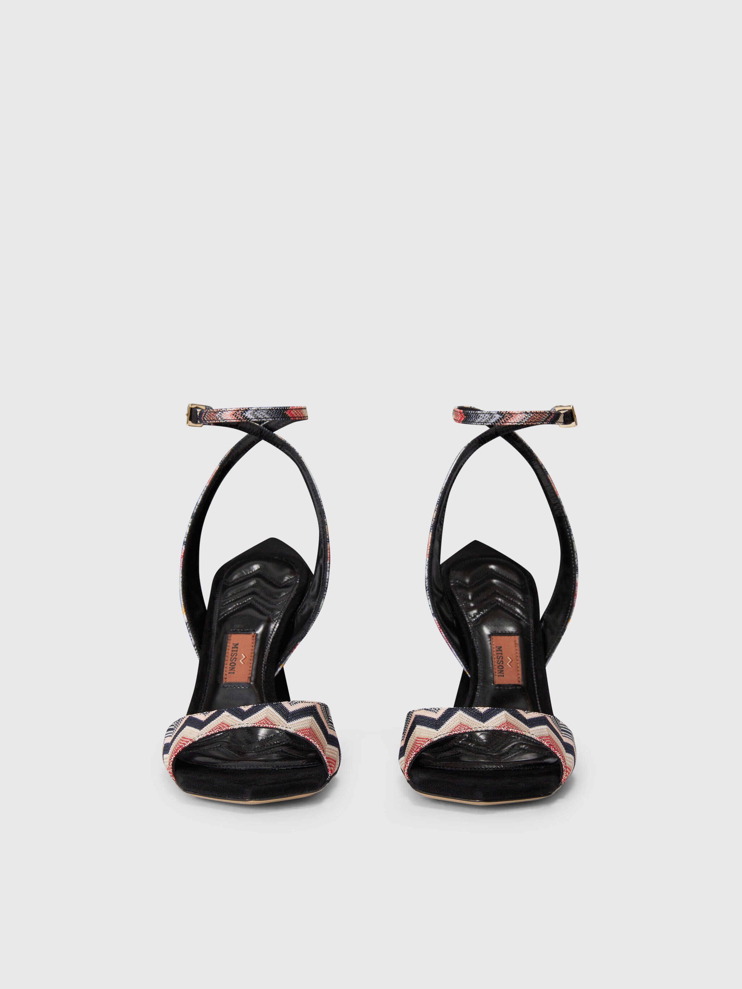 Sandalen mit Absatz und Chevron-Motiv, Schwarz    - 2