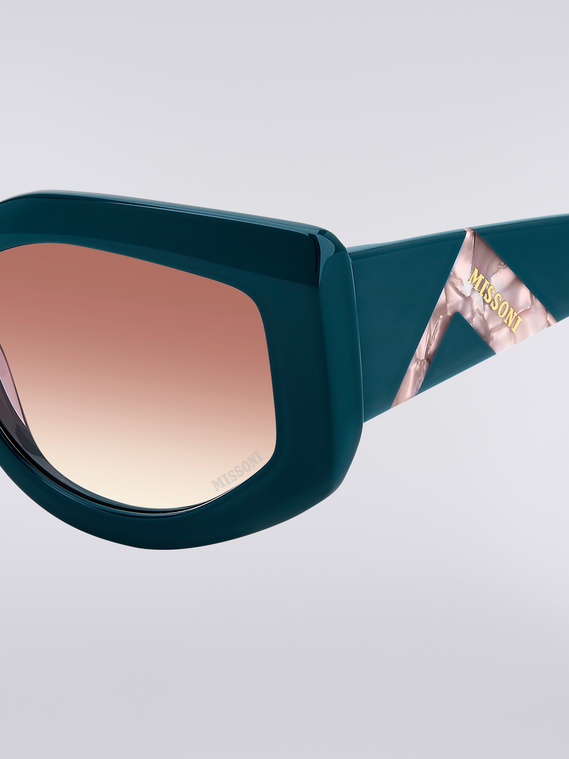 Slightly wrap-around shaped sunglasses in acetate, Green - 3