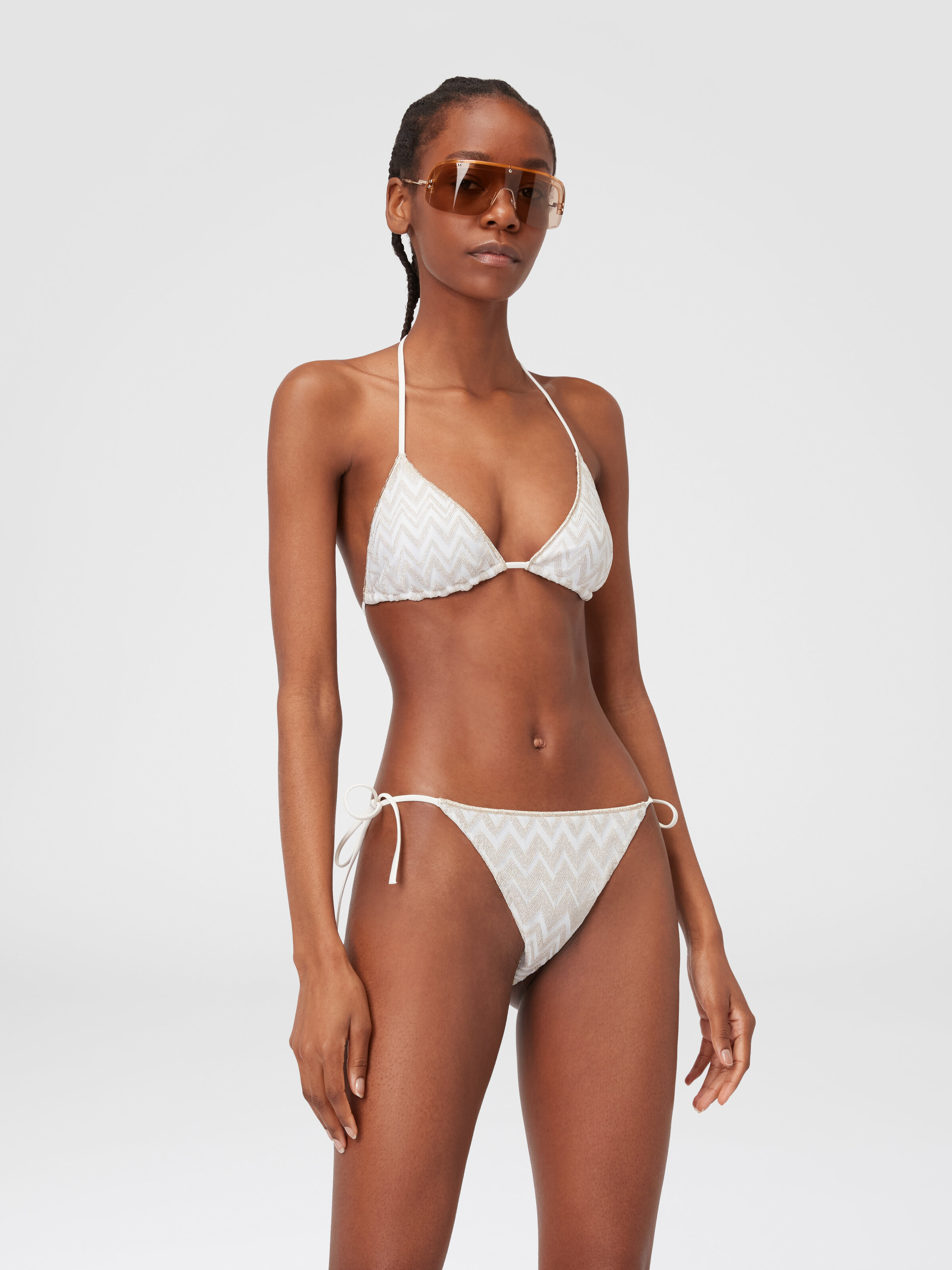Bikini aus Viskosemischgewebe mit Ton-in-Ton-Zickzackmuster und Lurex, Weiß  - 1
