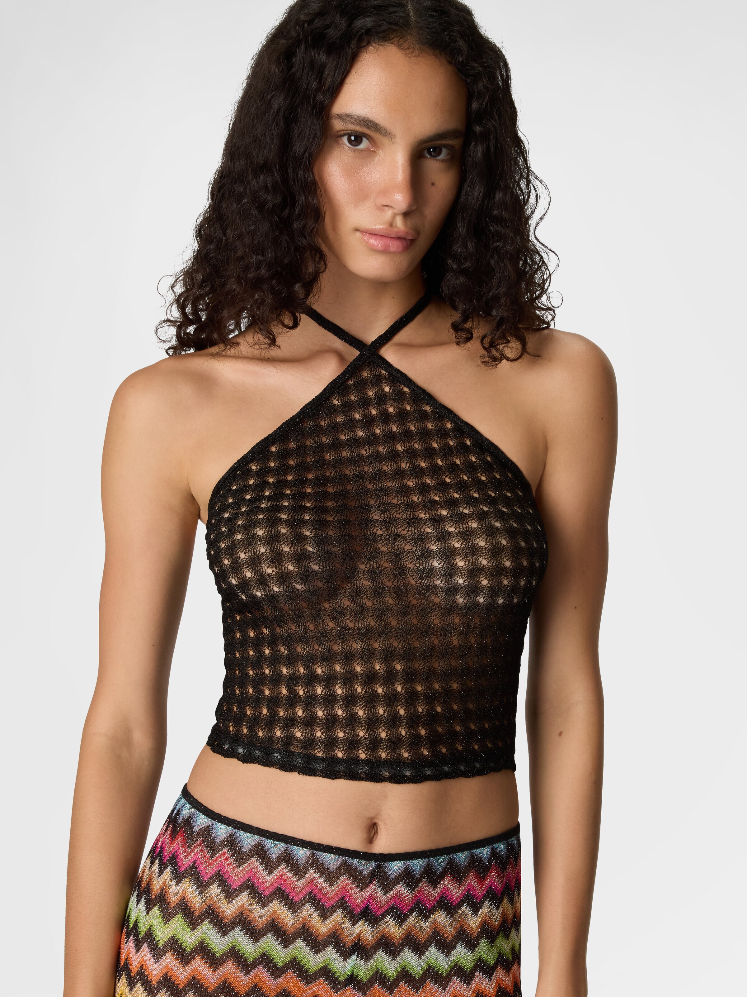 Top de viscosa lamé con trabajo raschel y escote halter, Negro - 3