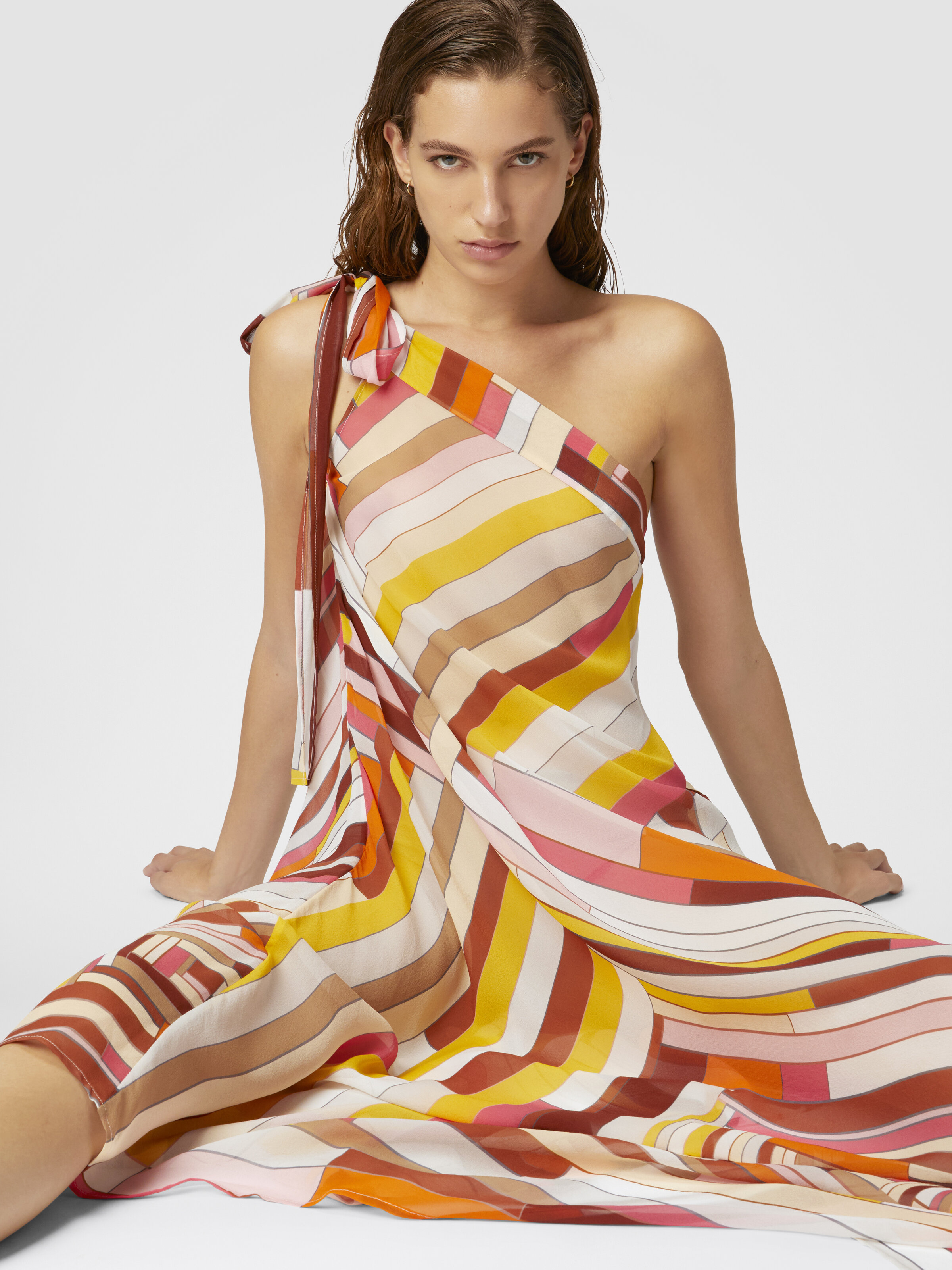 Robe couvrante asymétrique en soie imprimée avec bas foulard, Multicolore  - 3
