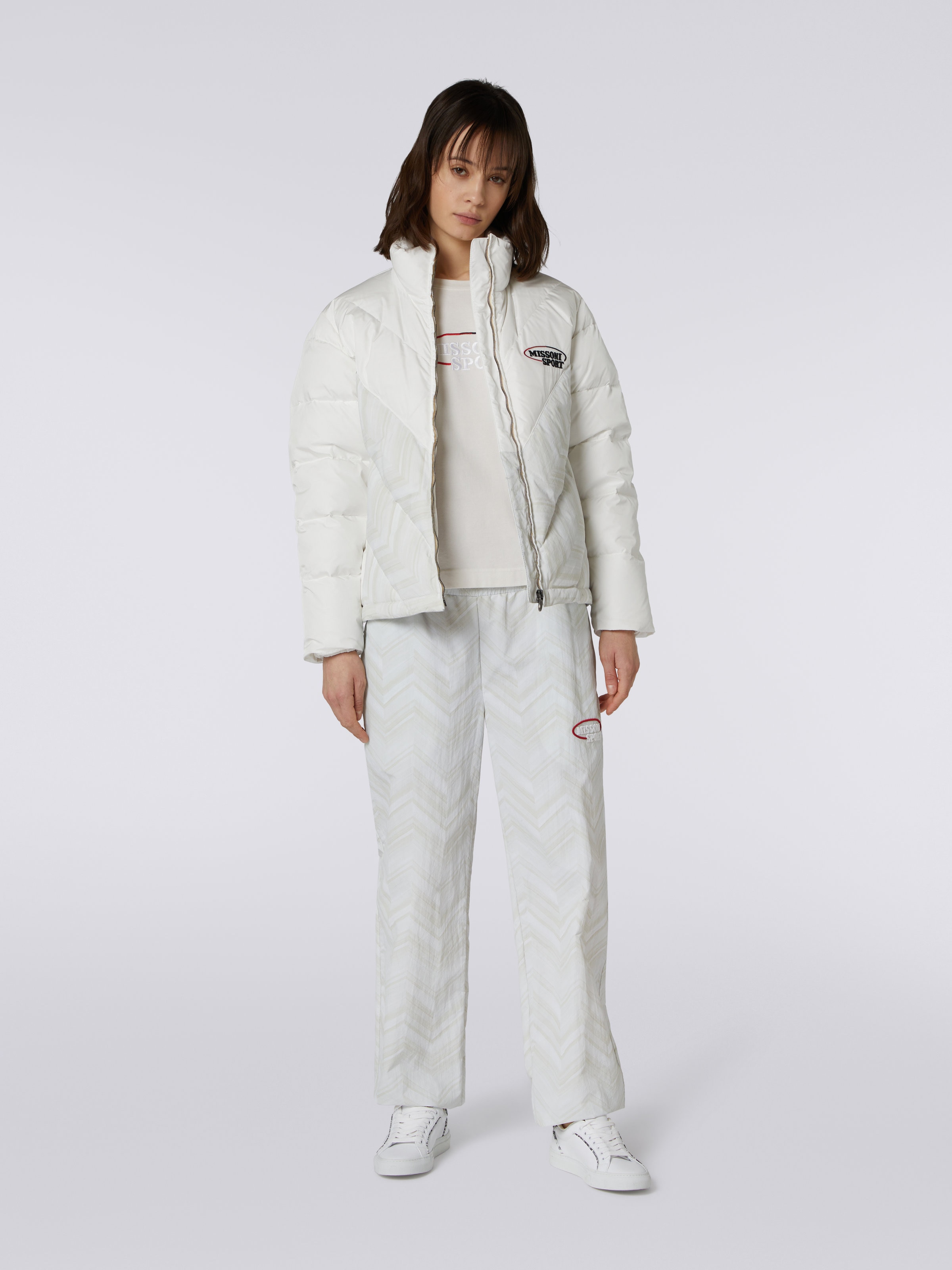 Steppjacke aus Nylon mit Chevron-Einsätzen und Logo, Weiß  - 1
