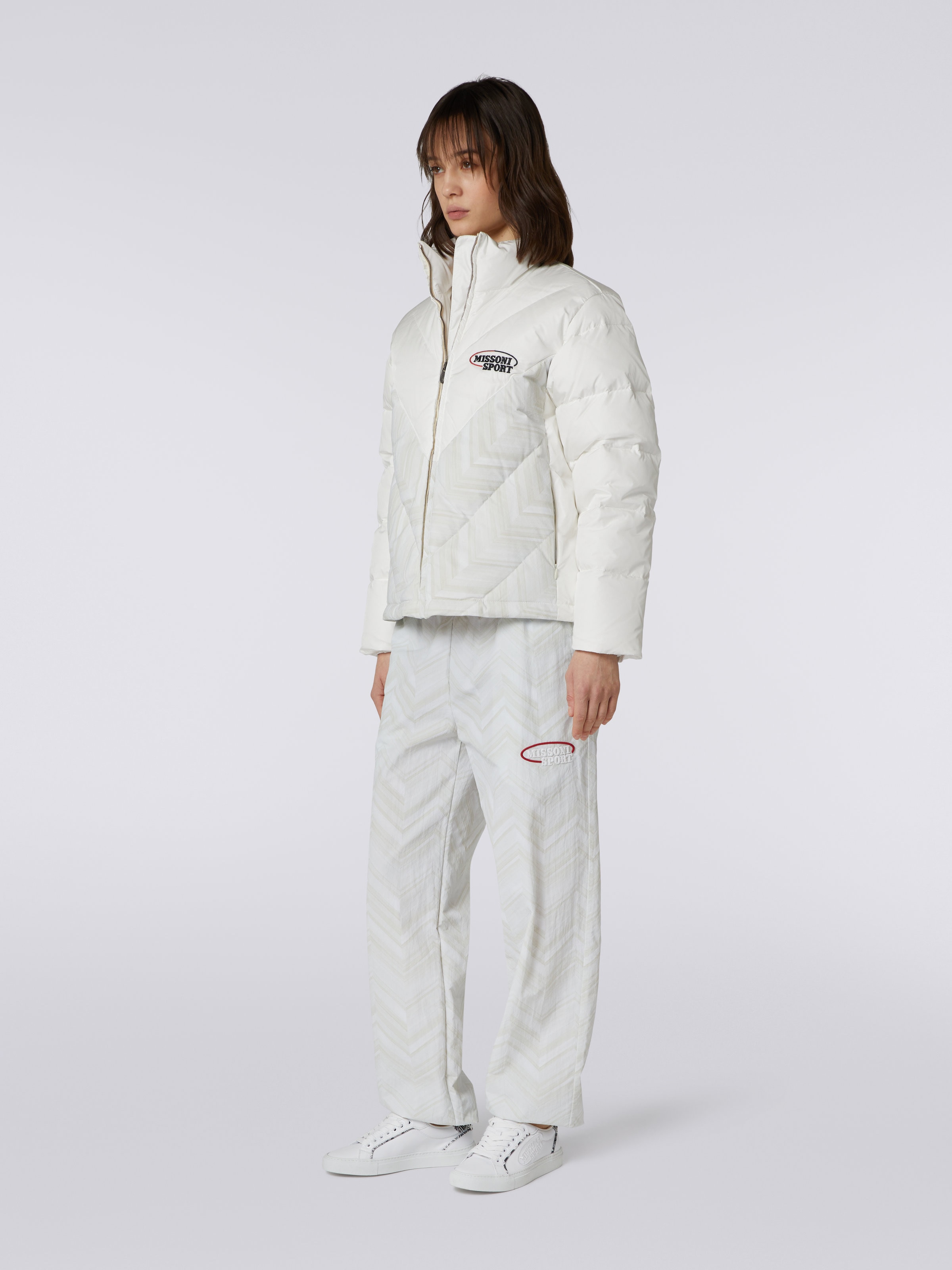 Steppjacke aus Nylon mit Chevron-Einsätzen und Logo, Weiß  - 2