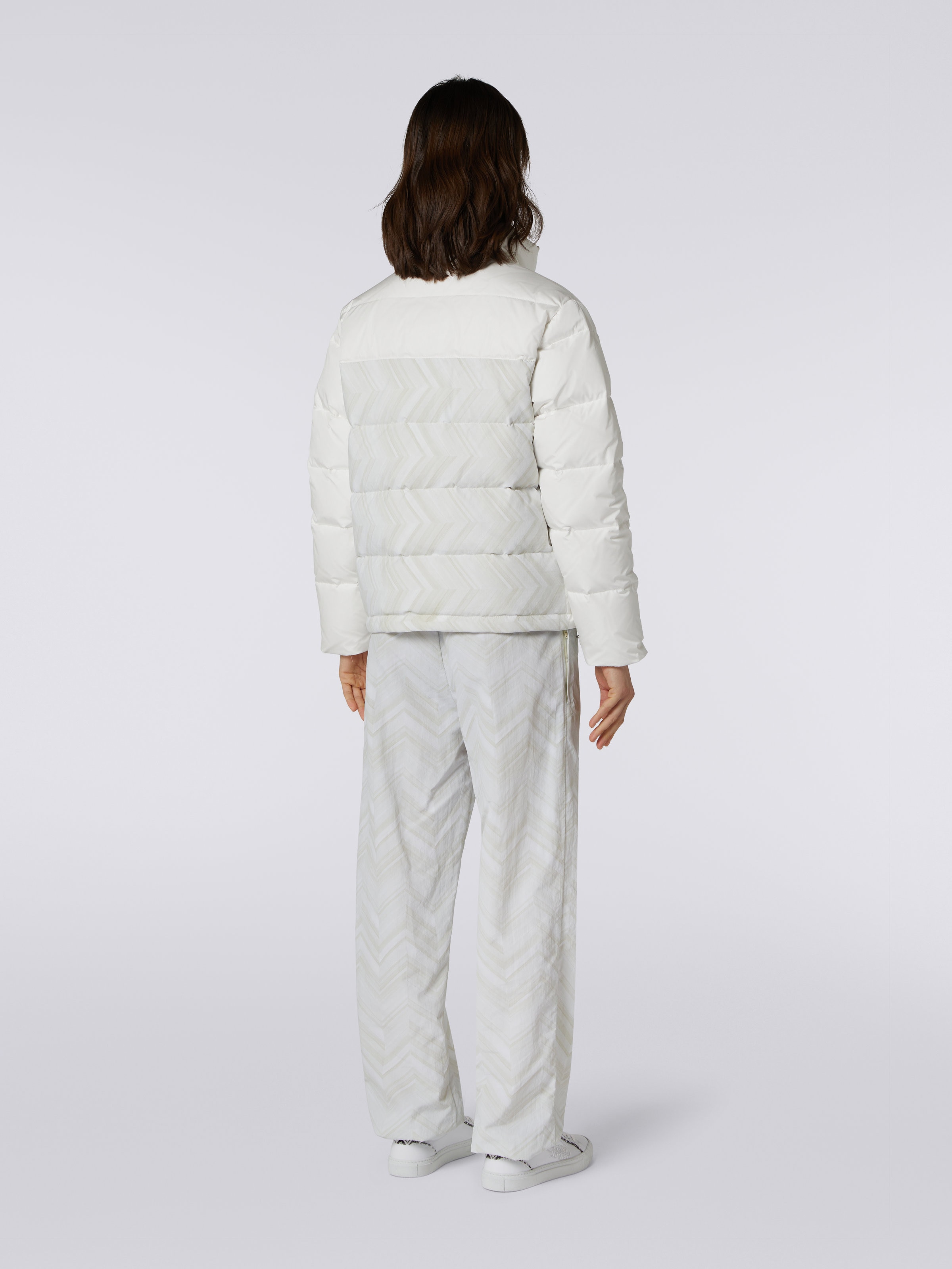 Steppjacke aus Nylon mit Chevron-Einsätzen und Logo, Weiß  - 3