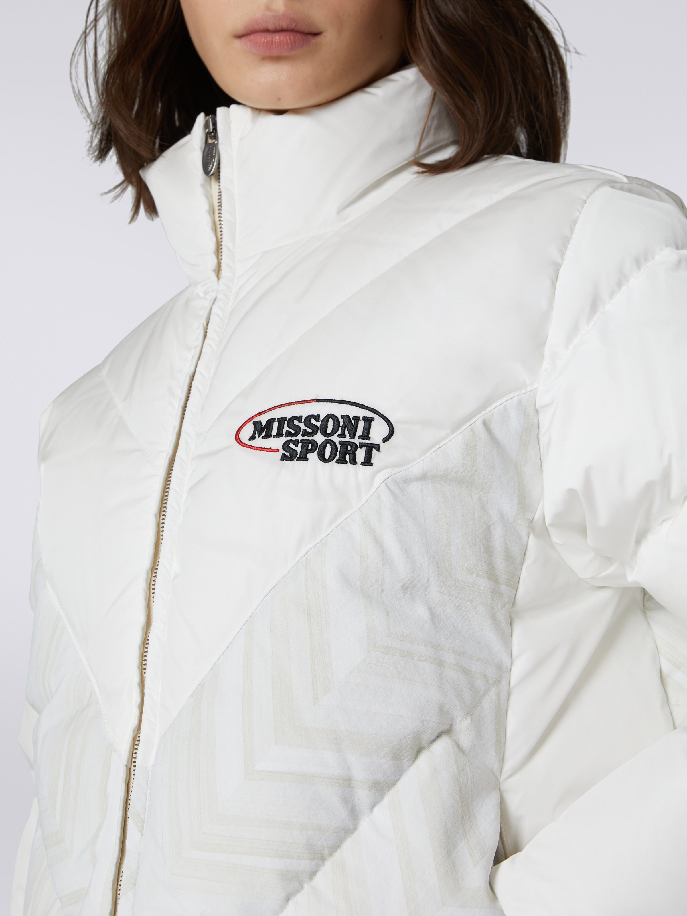 Steppjacke aus Nylon mit Chevron-Einsätzen und Logo, Weiß  - 4
