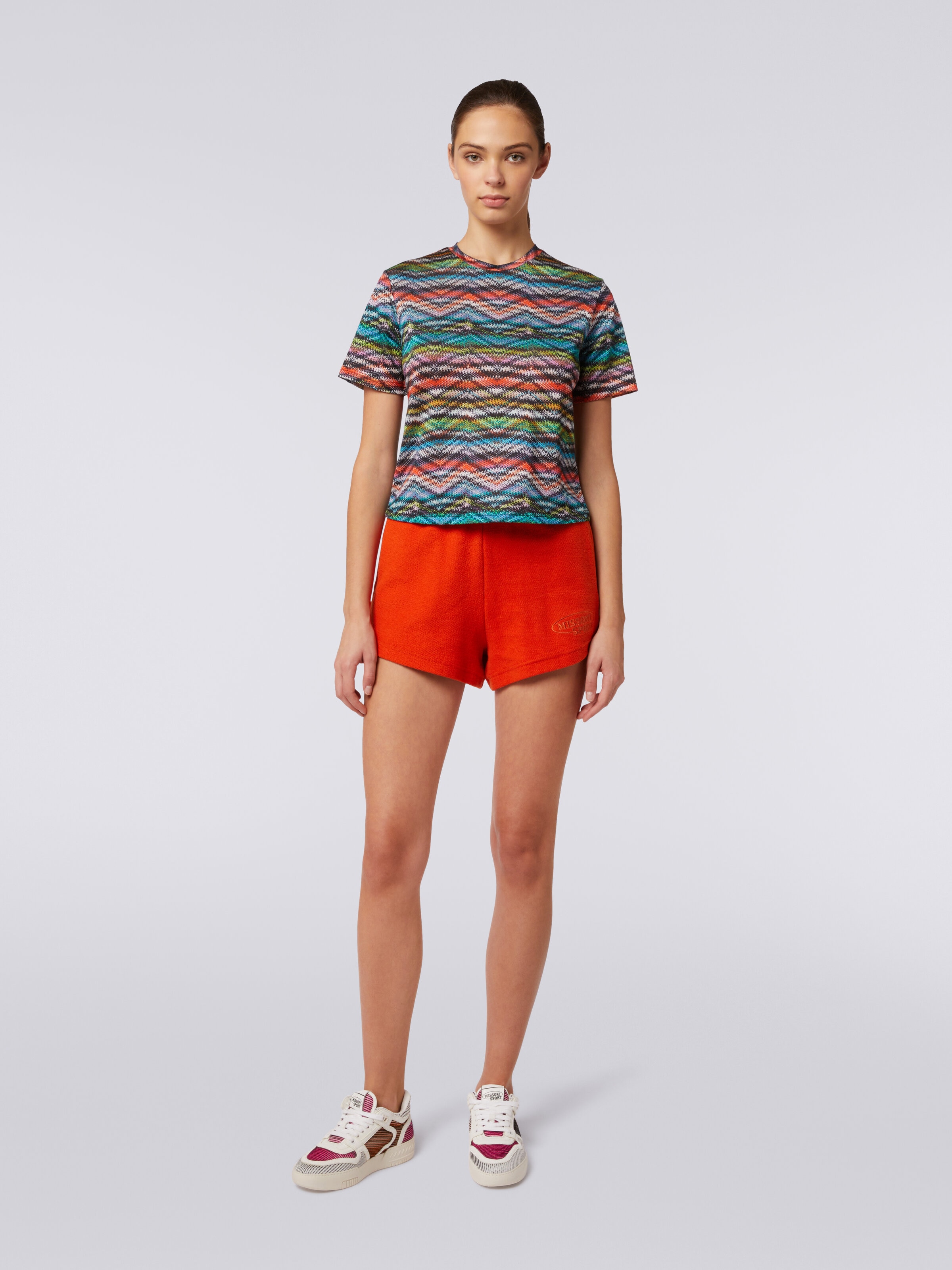 T-Shirt aus bedrucktem, elastischem Nylon, Mehrfarbig  - 1