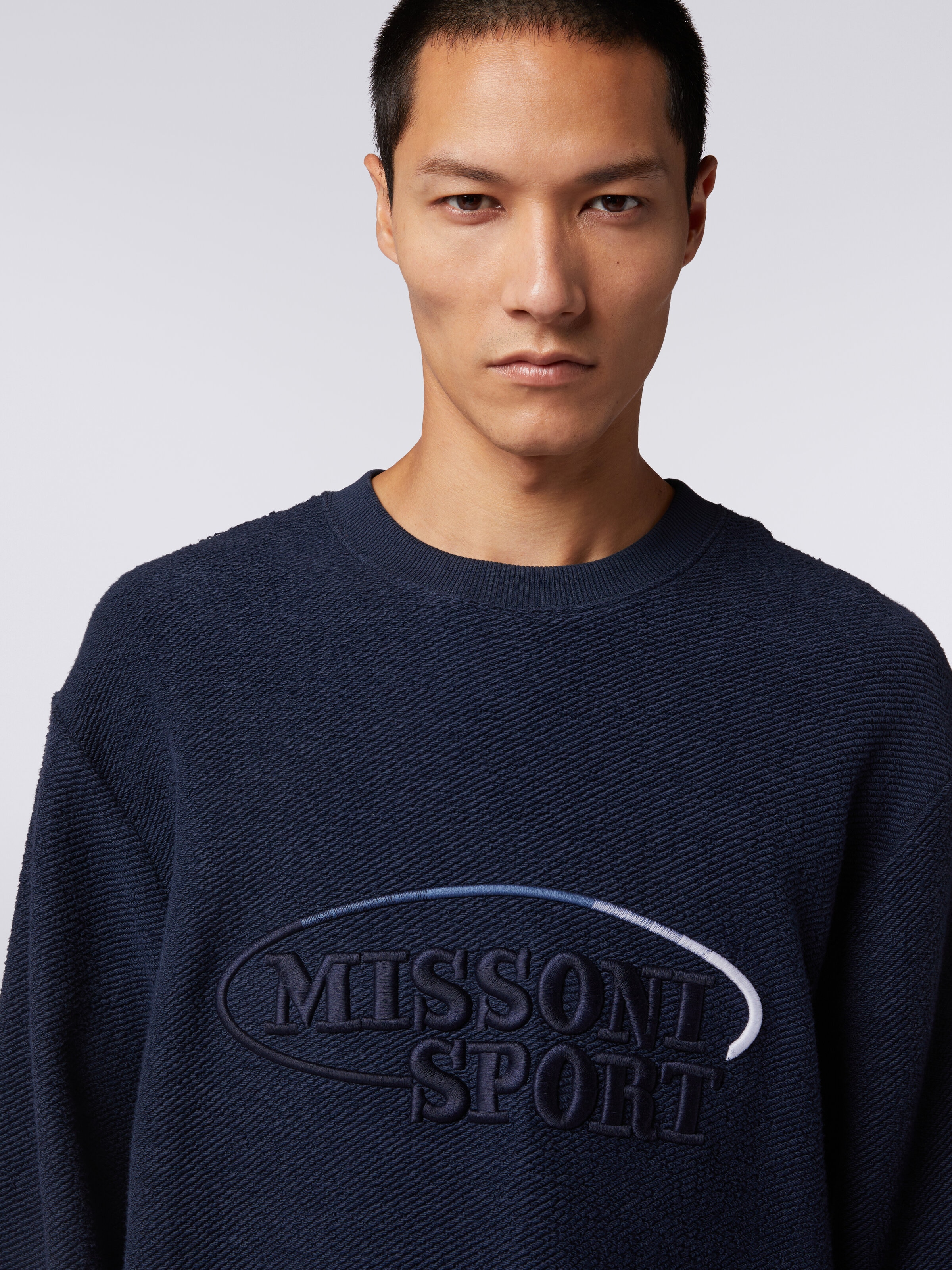 Rundhalssweatshirt aus aufgerauter Baumwolle mit großem aufgesticktem Logo, Marineblau  - 4
