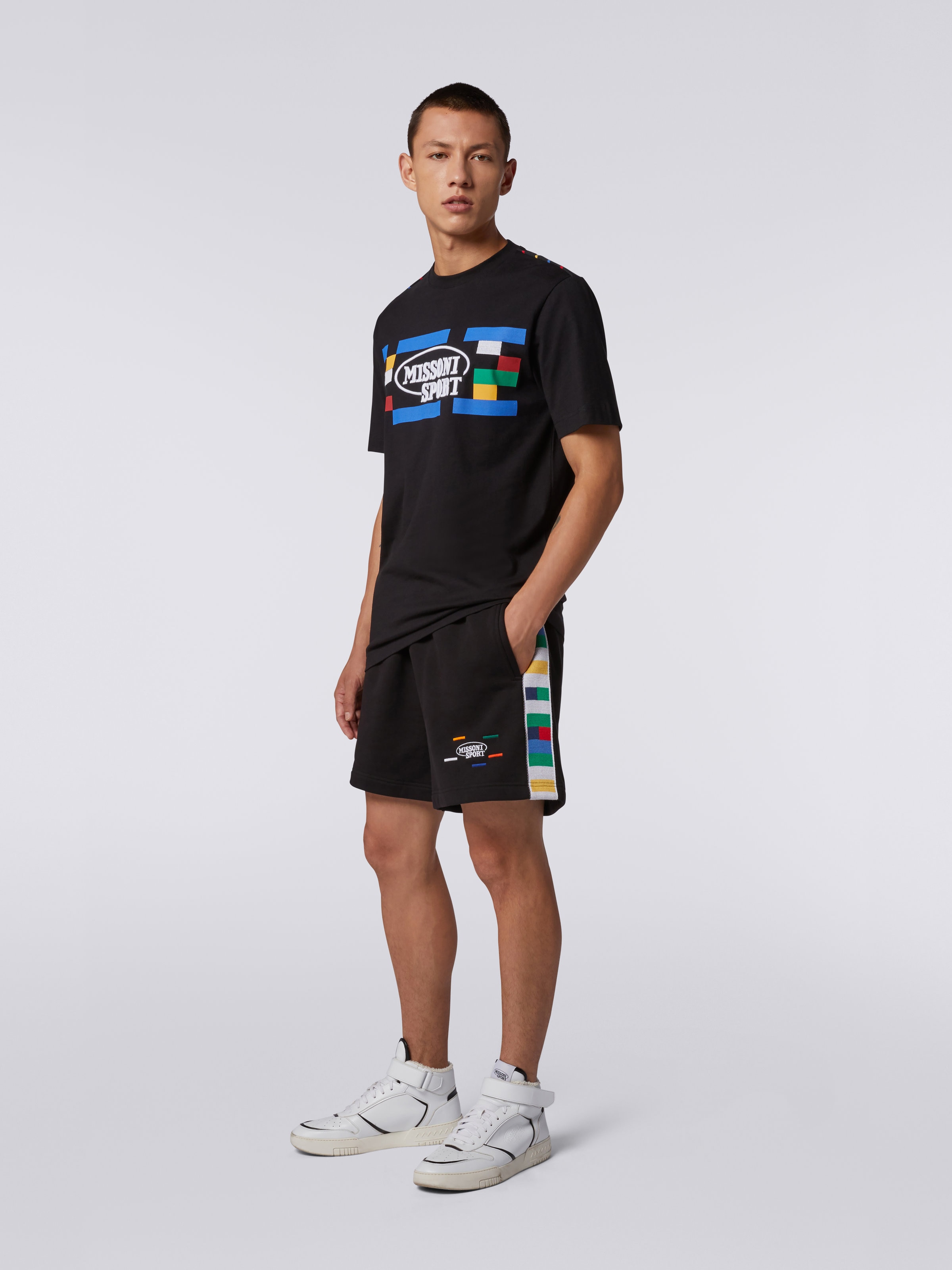 Baumwoll-T-Shirt mit Rundhalsausschnitt, Aufdruck und Stickerei, Schwarz & Mehrfarbig - 1